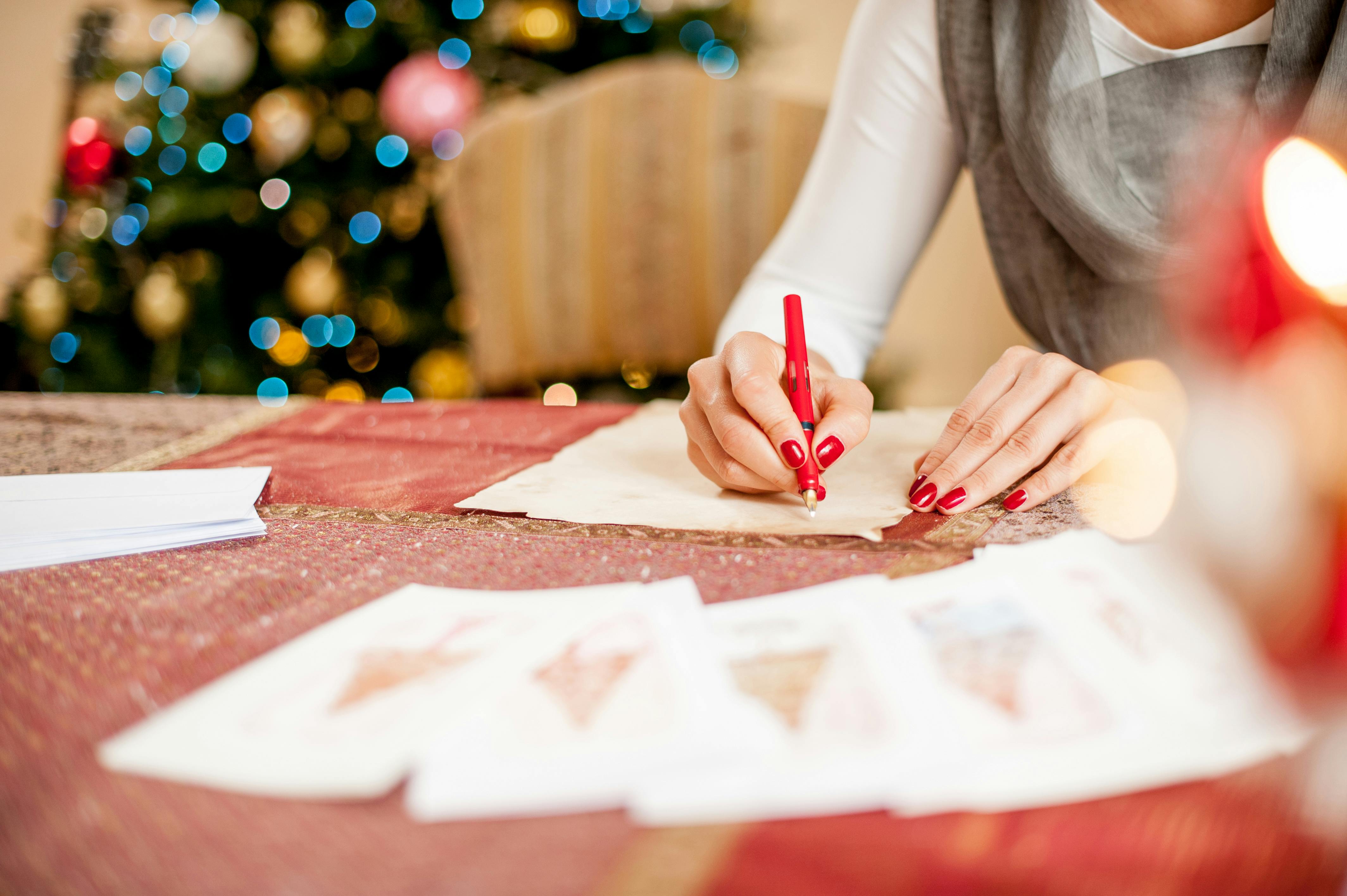 I stedet for en juledekoration kan du lave dine egne julekort til familie og venner. Hjemmelavet julepynt