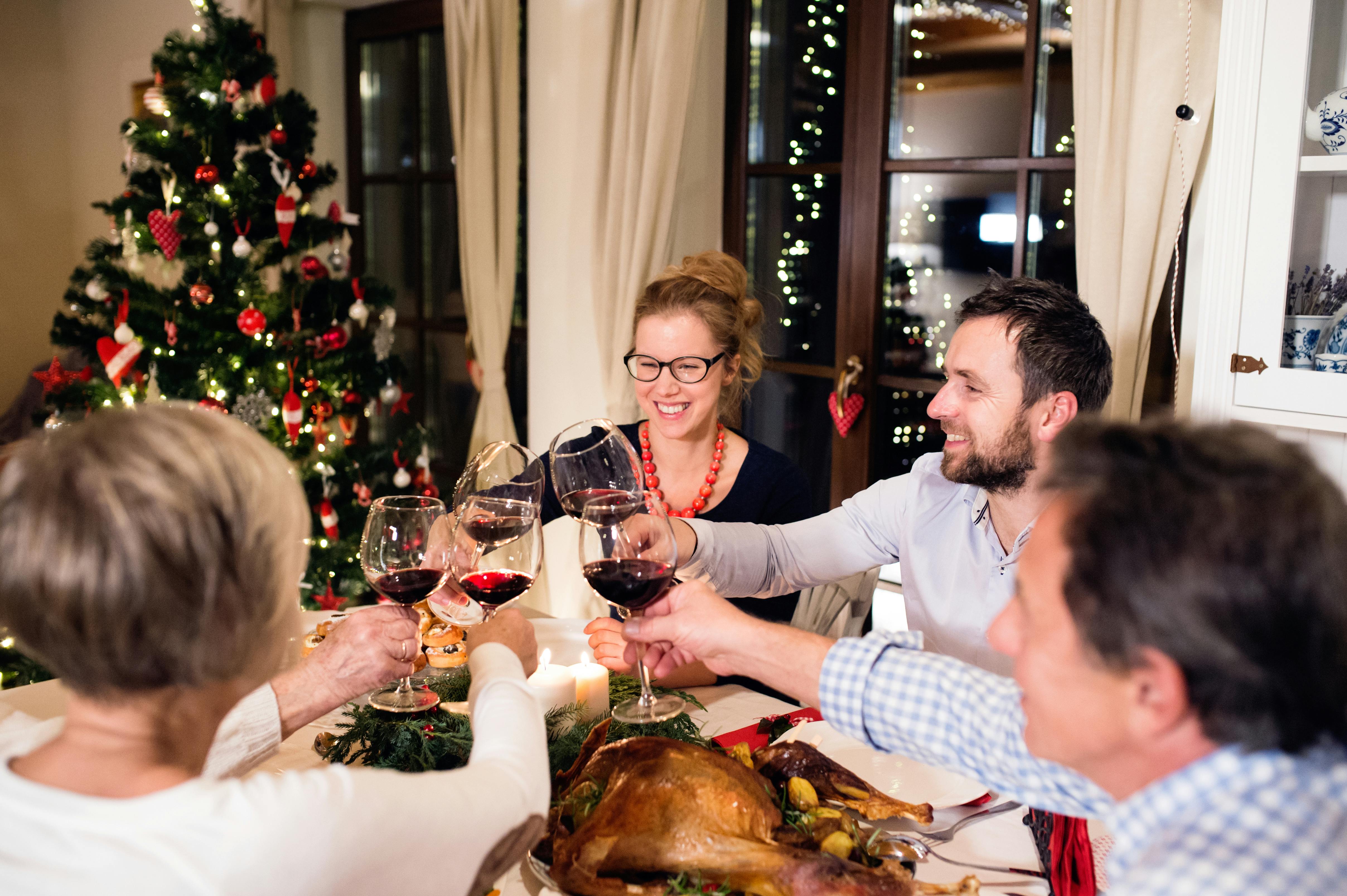 Eksperten anbefaler, at du går efter druer eller vintyper, som har saft, kraft og høj alkoholprocent. Familie skåler i rødvin henover julemiddagen