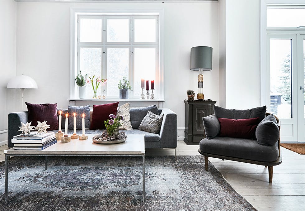 Julepyntet stue med burgunder og naturtoner