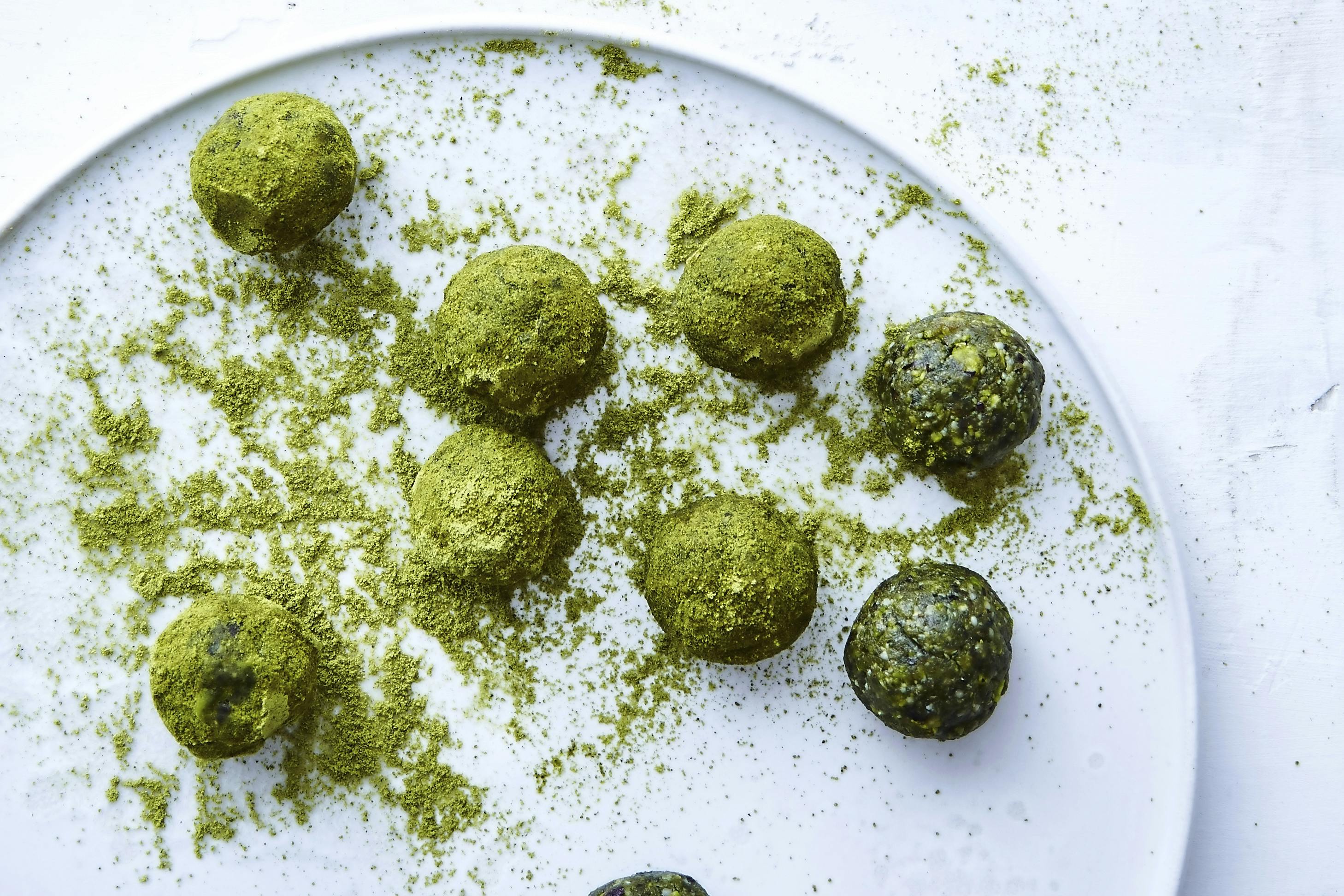 Protein-snackkuler Grønne veganske protein-snackkuler med spinat
