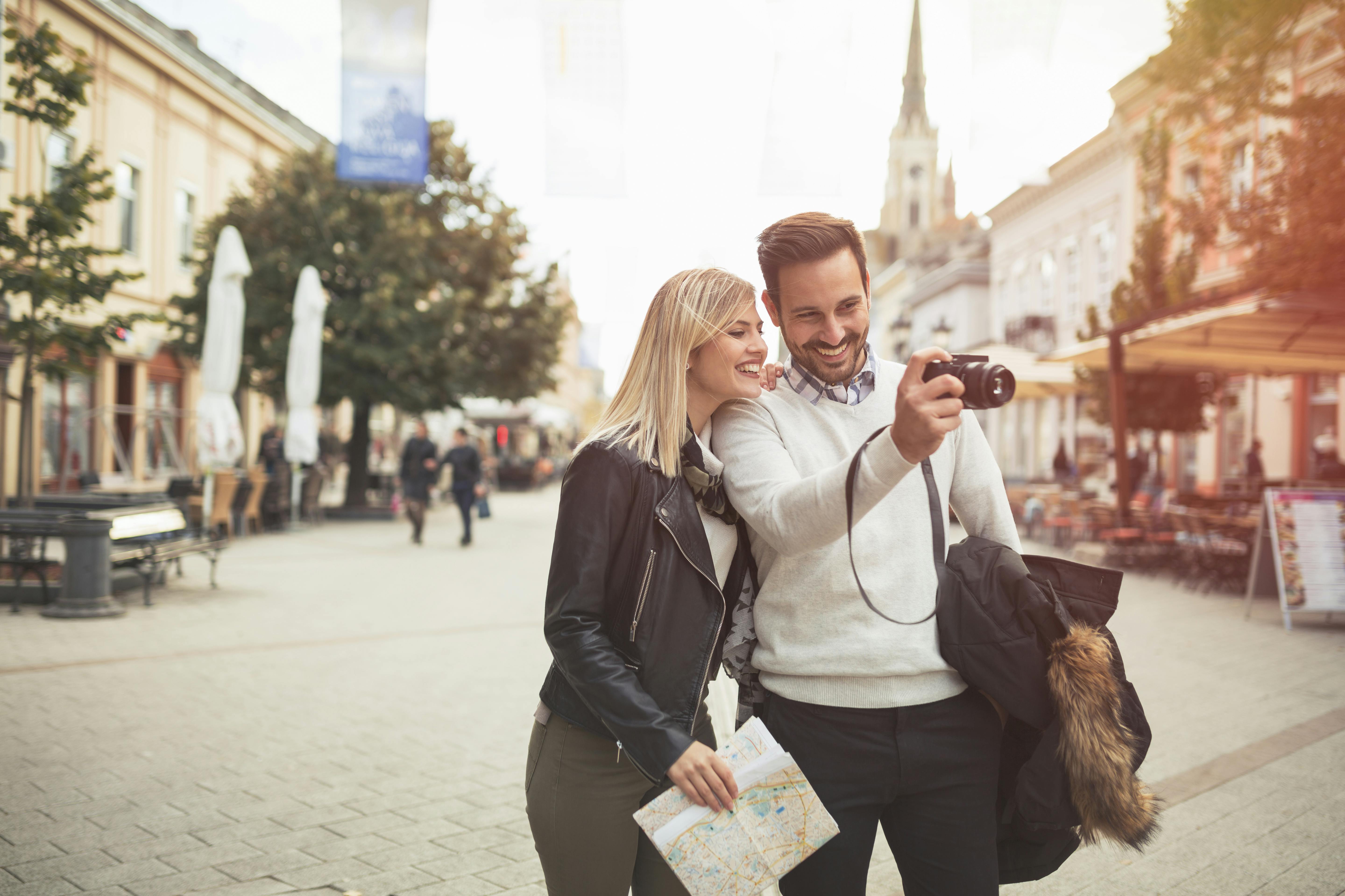 Hvis I har afstemt jeres forventninger med hinanden, undgår I dumme diskussioner på ferien. Et par er ude og rejse og leger turister