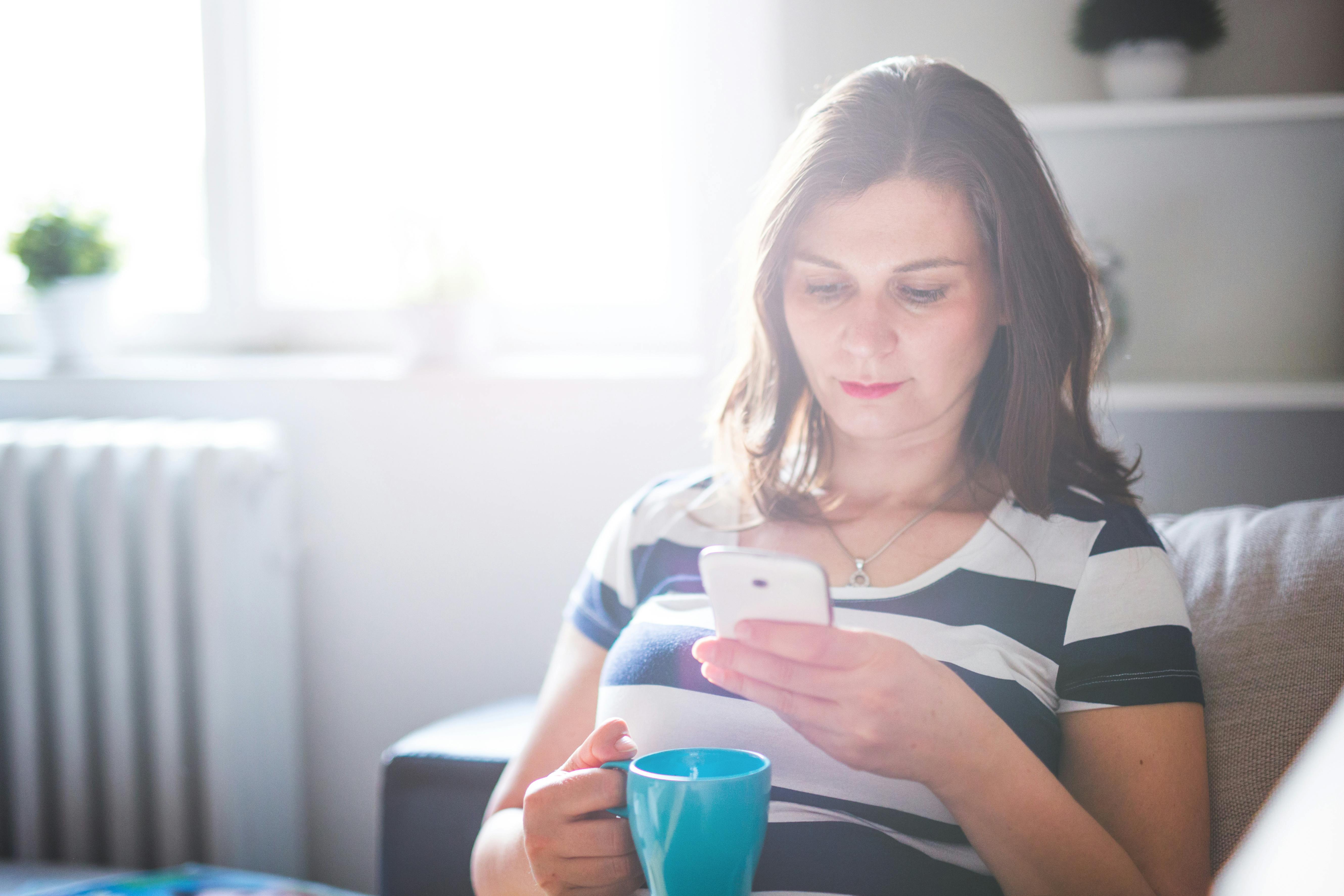 Sexolog Sara Skaarup mener, at voksne danskere har vænnet sig til onlinedating. Voksen kvinde drikker kaffe og kigger på sin mobil