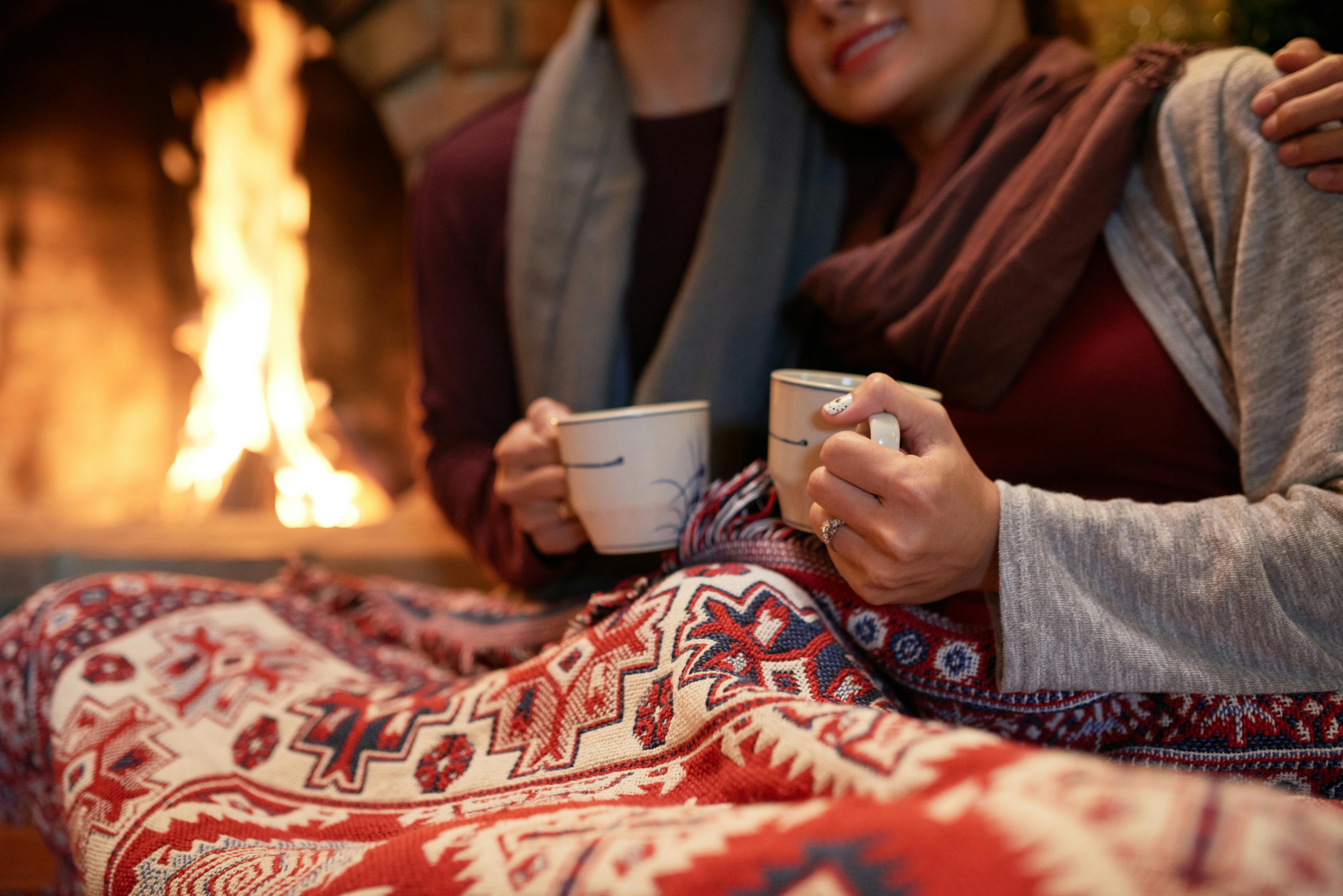 Inviter din veninde på kaffe. to mennesker drikker kaffe