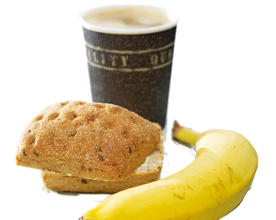 banan, grovbolle med smør og caffelatte