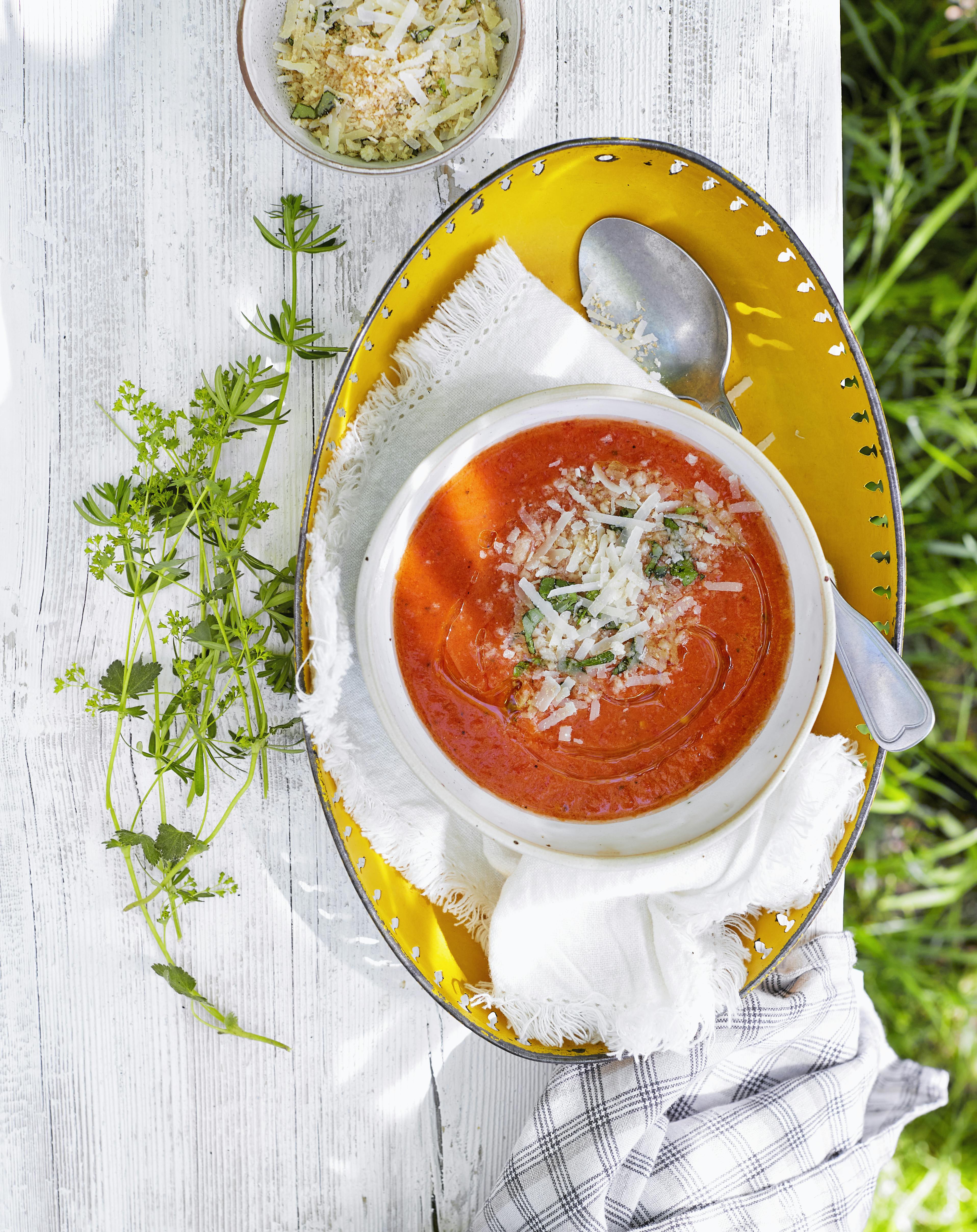 Den føles godt i maven på en varm dag, den kolde tomatsuppe. Tomatsuppe og ost