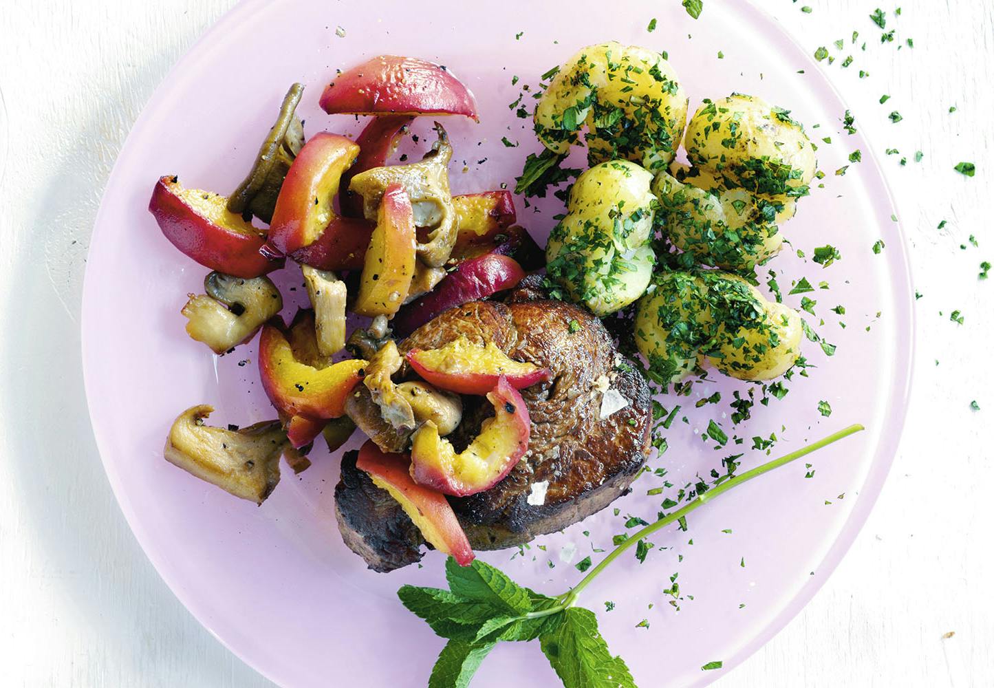 Giv kartoflerne mere smag med forskellige krydderurter Kalvesteak + kartofler