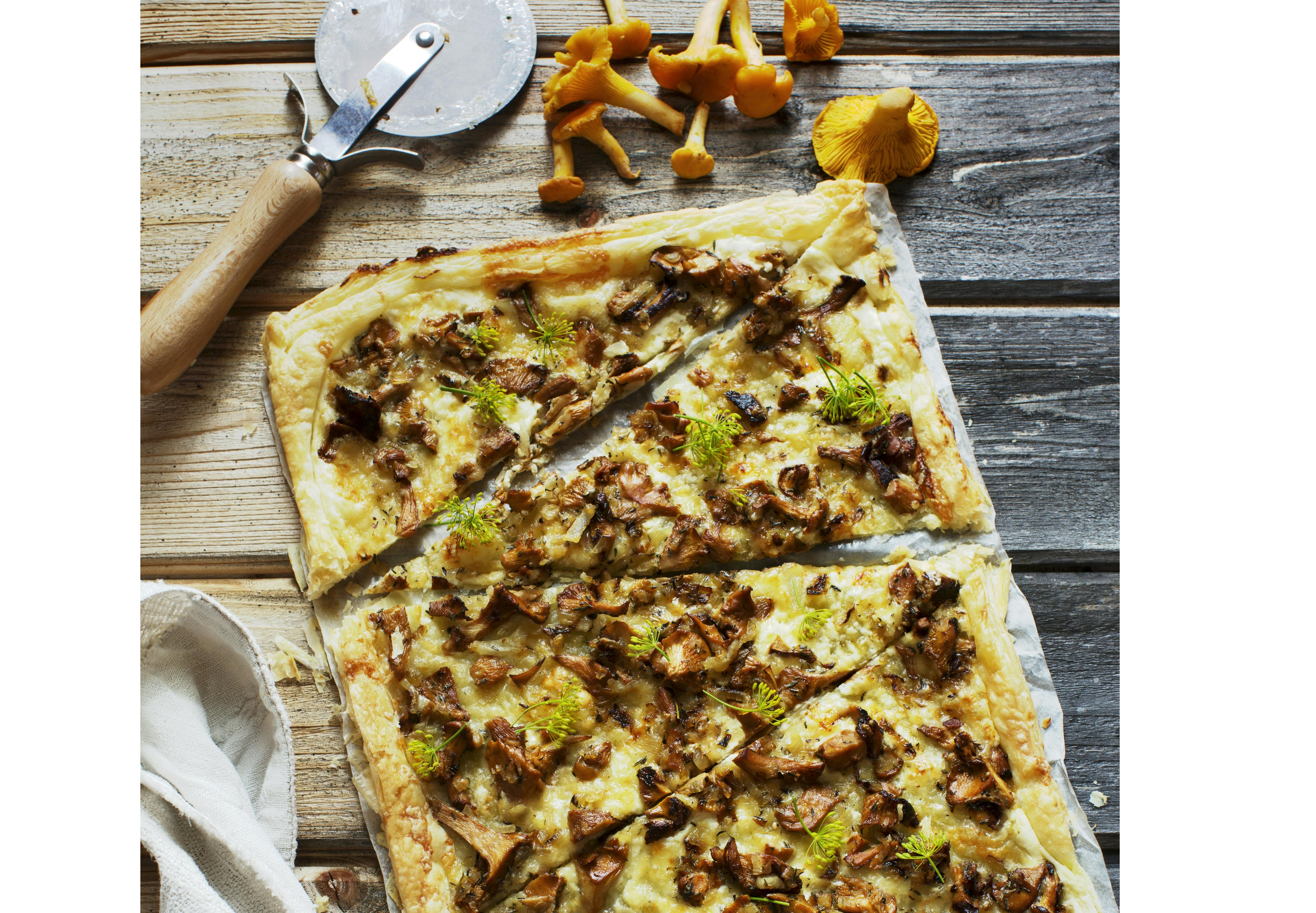 Pizza med kantarell, parmesan og dill laget med butterdeig
