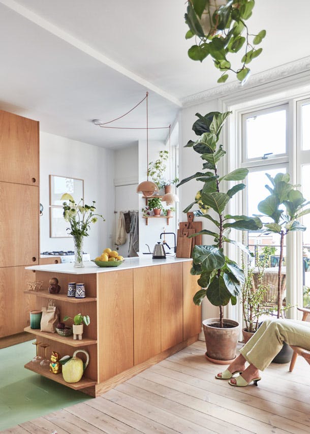 De strakke lijnen en het warme hout van de keuken creëren een rustige look. Bij het fornuis hangt een industriële lamp van Jieldé, die Katrine uit Frankrijk heeft laten komen. De strakke lijnen en het warme hout van de keuken creëren een rustige look. Bij het fornuis hangt een industriële lamp van Jieldé, die Katrine uit Frankrijk heeft laten komen.