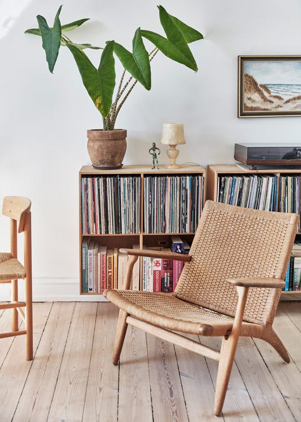 De gevlochten loungestoel, CH25, is ontworpen door Hans J. Wegner. De gevlochten loungestoel, CH25, is ontworpen door Hans J. Wegner.