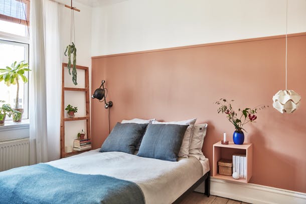 De gekleurde wand wordt ingekaderd door een simpele houten lijst. Het nachtkastje kreeg dezelfde kleur, om rust aan te brengen. De lamp links is van Jieldé, terwijl die rechts een oude Le Klint is. Het bed is van LLLP by Nicholas Rose. De gekleurde wand wordt ingekaderd door een simpele houten lijst. Het nachtkastje kreeg dezelfde kleur, om rust aan te brengen. De lamp links is van Jieldé, terwijl die rechts een oude Le Klint is. Het bed is van LLLP by Nicholas Rose.
