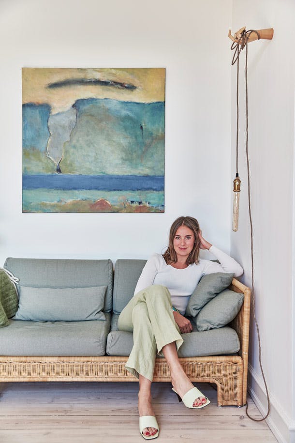 Het wandje naast de bank heeft Katrine zelf gemaakt om een gezellig zithoekje te creëren. De bank van Ikea is even oud als zijzelf en was van haar opa en oma tot ze er uiteindelijk zelf plek voor had. Het wandje naast de bank heeft Katrine zelf gemaakt om een gezellig zithoekje te creëren. De bank van Ikea is even oud als zijzelf en was van haar opa en oma tot ze er uiteindelijk zelf plek voor had.