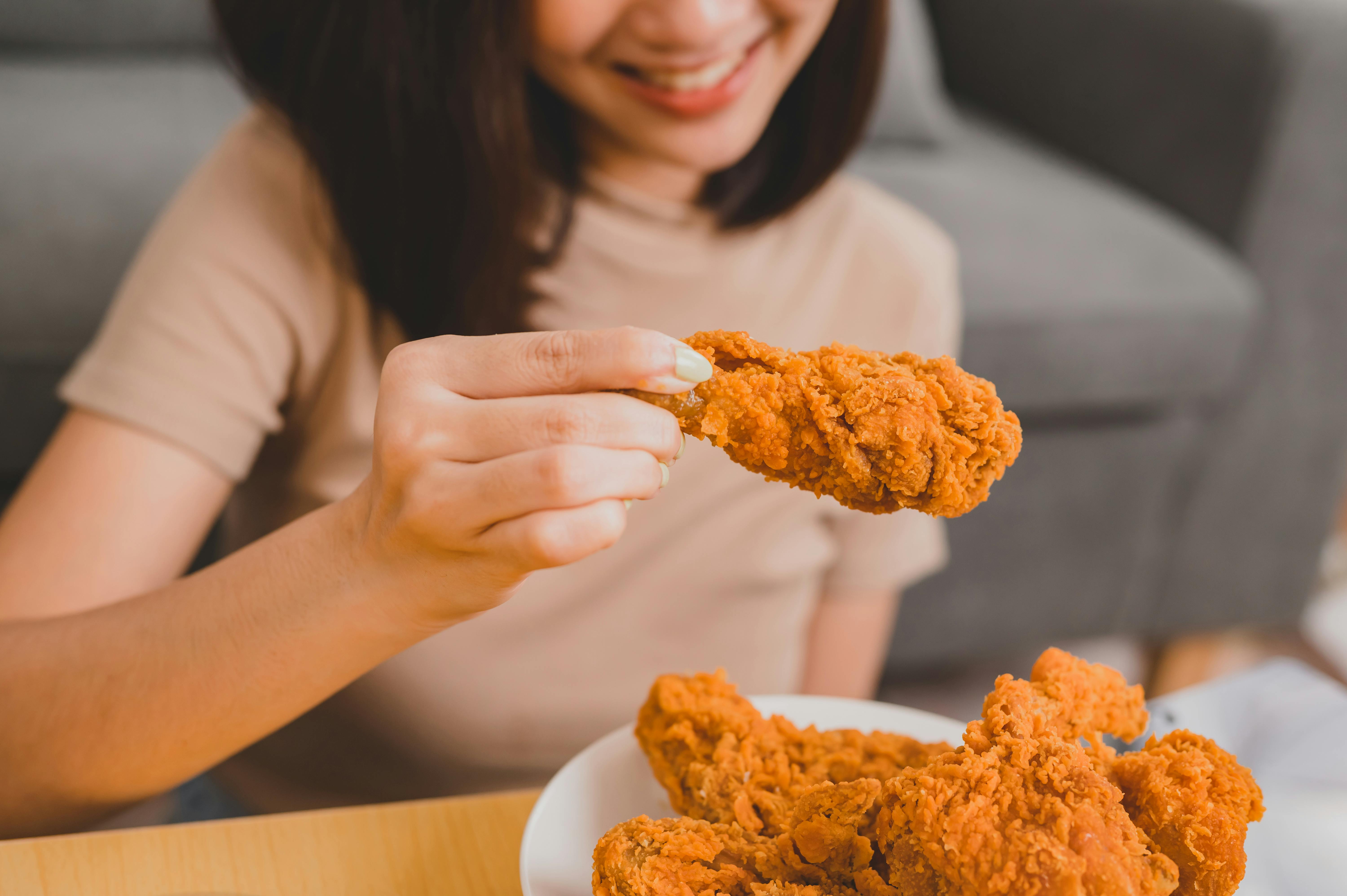 Julemenuen i Japan består af sprød kylling fra KFC. Kvinde spiser KFC