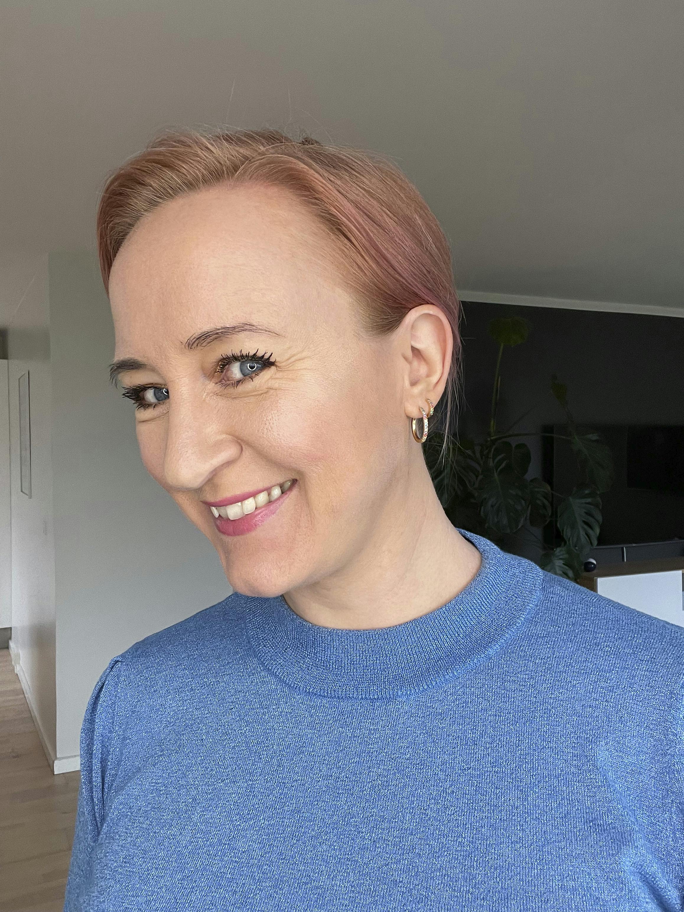 3. Kom en smule cremehighlighter oven på den helt lyse concealer, helt oppe øverst på kindbenet. Du kan også bruge en highlighter i pudderform, men så skal den på som det sidste i punkt 4. Maria med highlighter