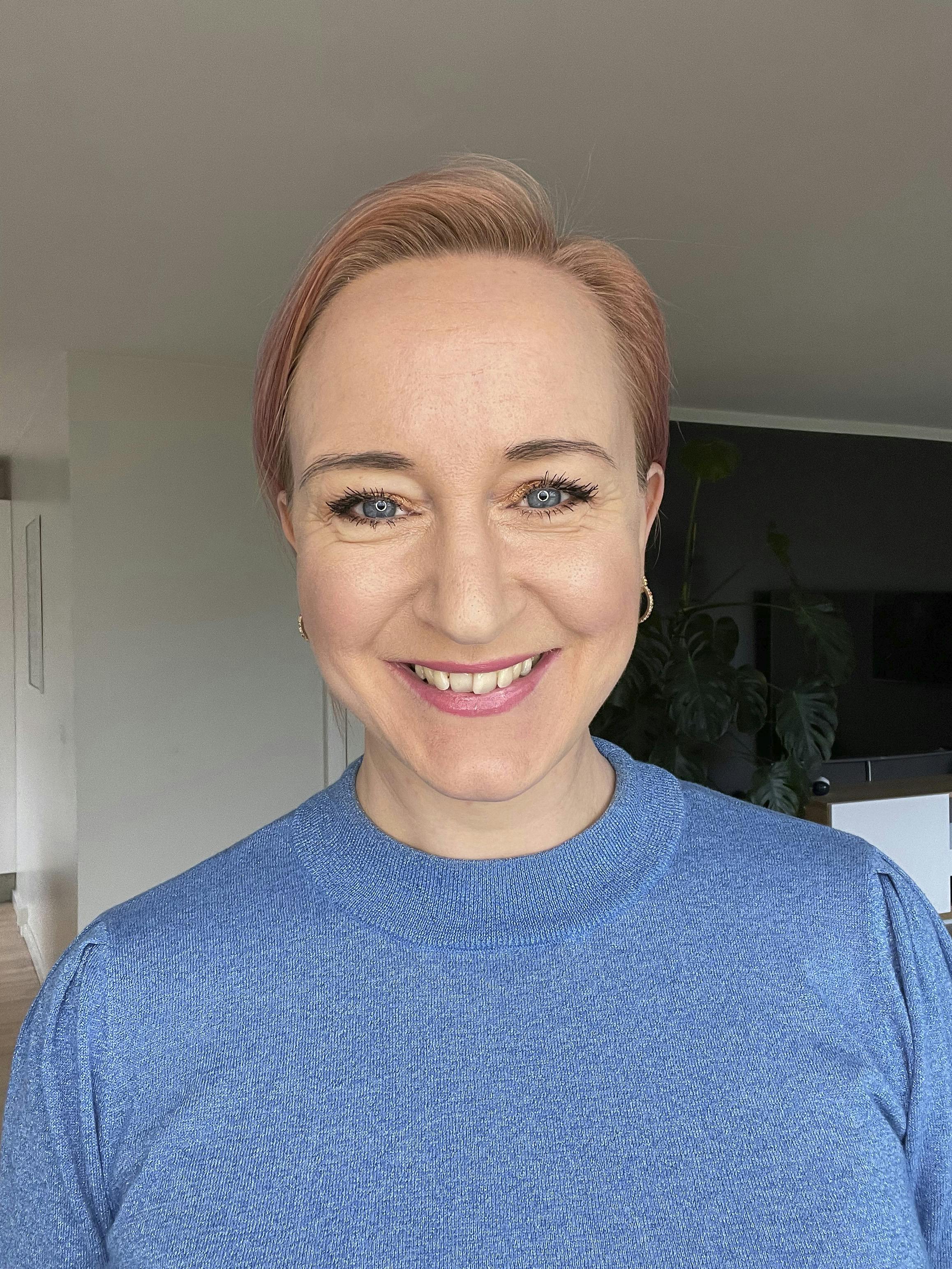 4. Sidste trin er farve i kinderne. Kom lidt cremeblush på kinderne der, hvor de runder mest, og træk den opefter sam men med den mørke farve. Slut af med pudder, der fikserer cremede produkter. Maria med blush og helt skarpe kindben