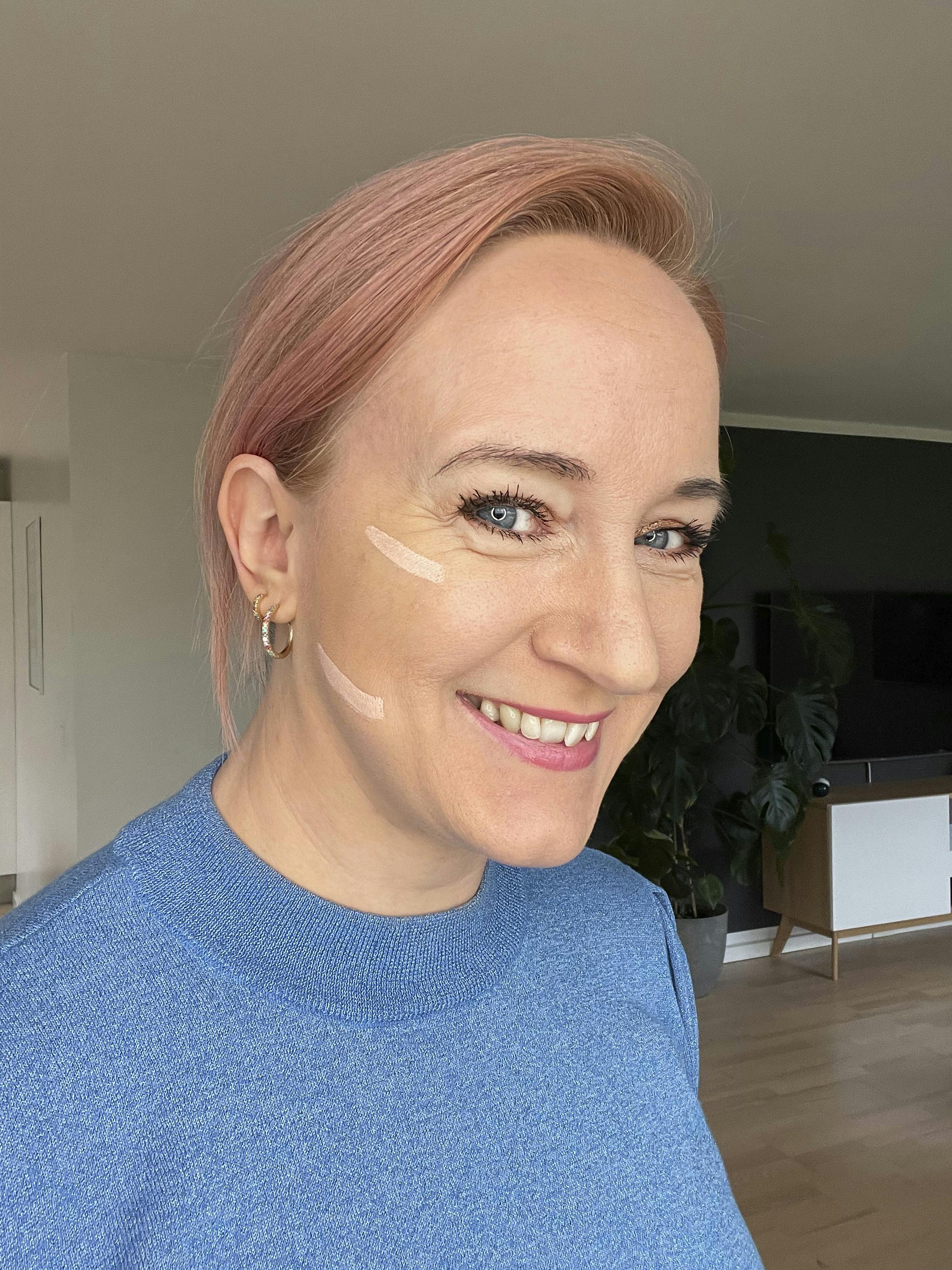 2. Skab en effekt af fremtrædende kind ben med en helt lys concealer. Dup den på det højeste punkt lige over kindbenet og op mod tindingen, og kom også lidt på kæbebenet under skyggen. Maria med concealer i ansigtet
