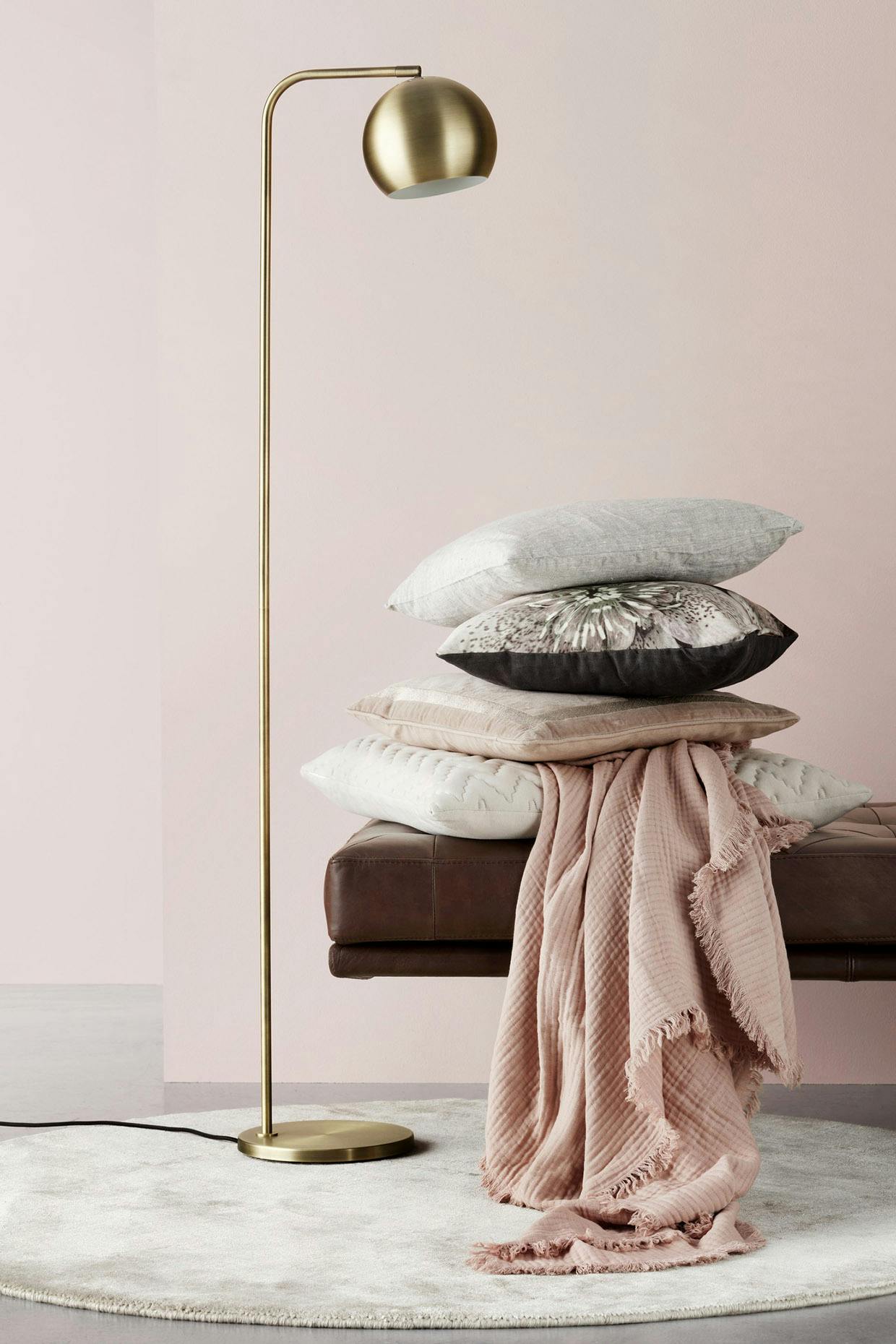 Lampe fra BoConcept. Vejledende pris: 3799 kr. BoConcept lampe standerlampe accessories forårskollektion SS18