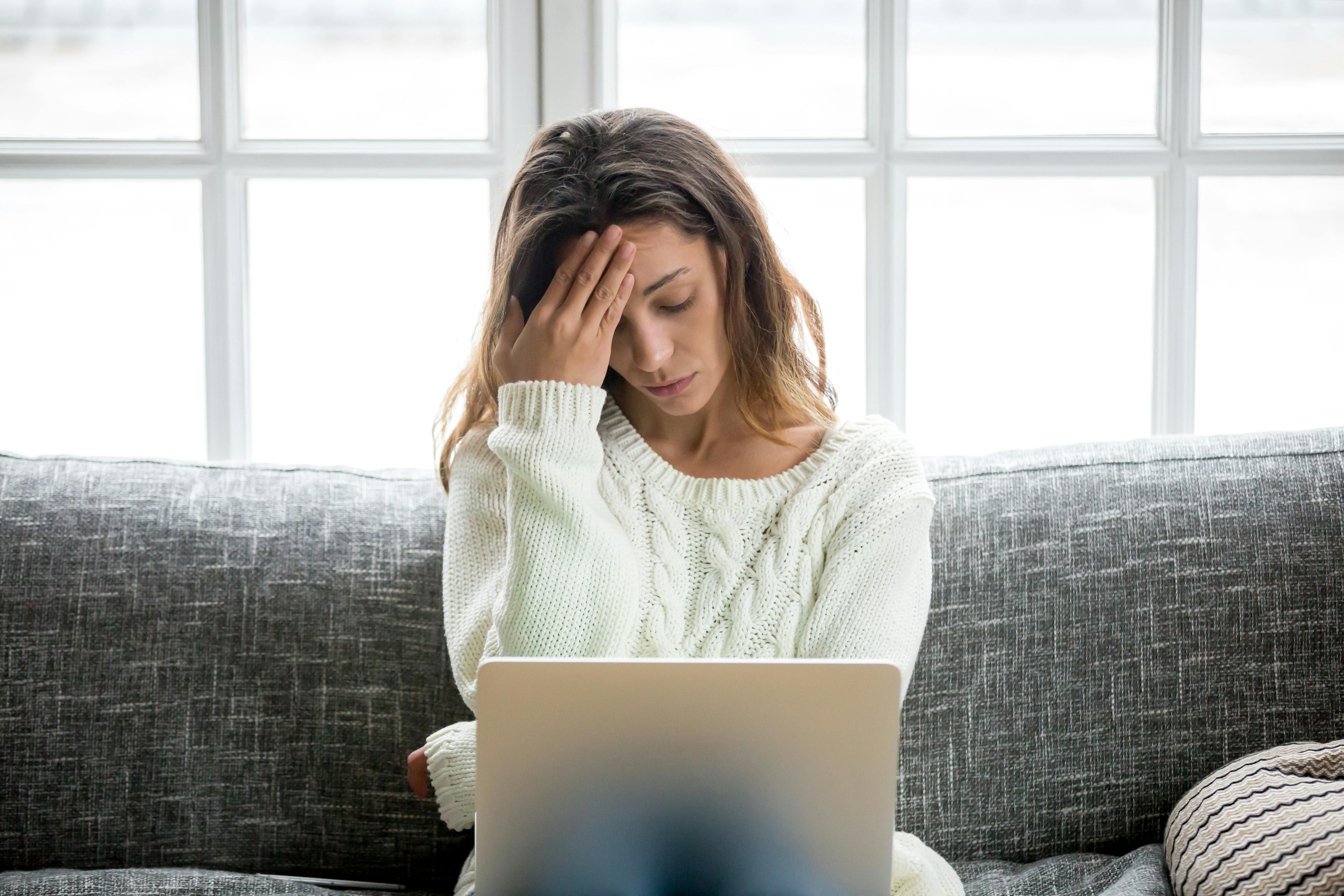 Selvom et mislykket frisørbesøg kan virke ret håbløst, så har du altså nogle rettigheder. Kvinde sidder og kigger på en computer og ser frustreret ud