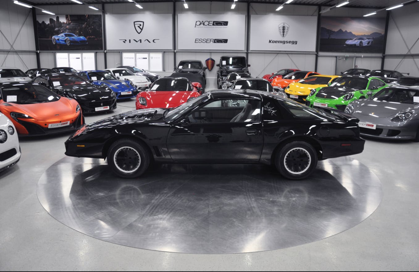 Knight Rider KITT Pontiac Firebird Trans Am 1982 tvserie juliens auctions sort David Hasselhoff museeum profil