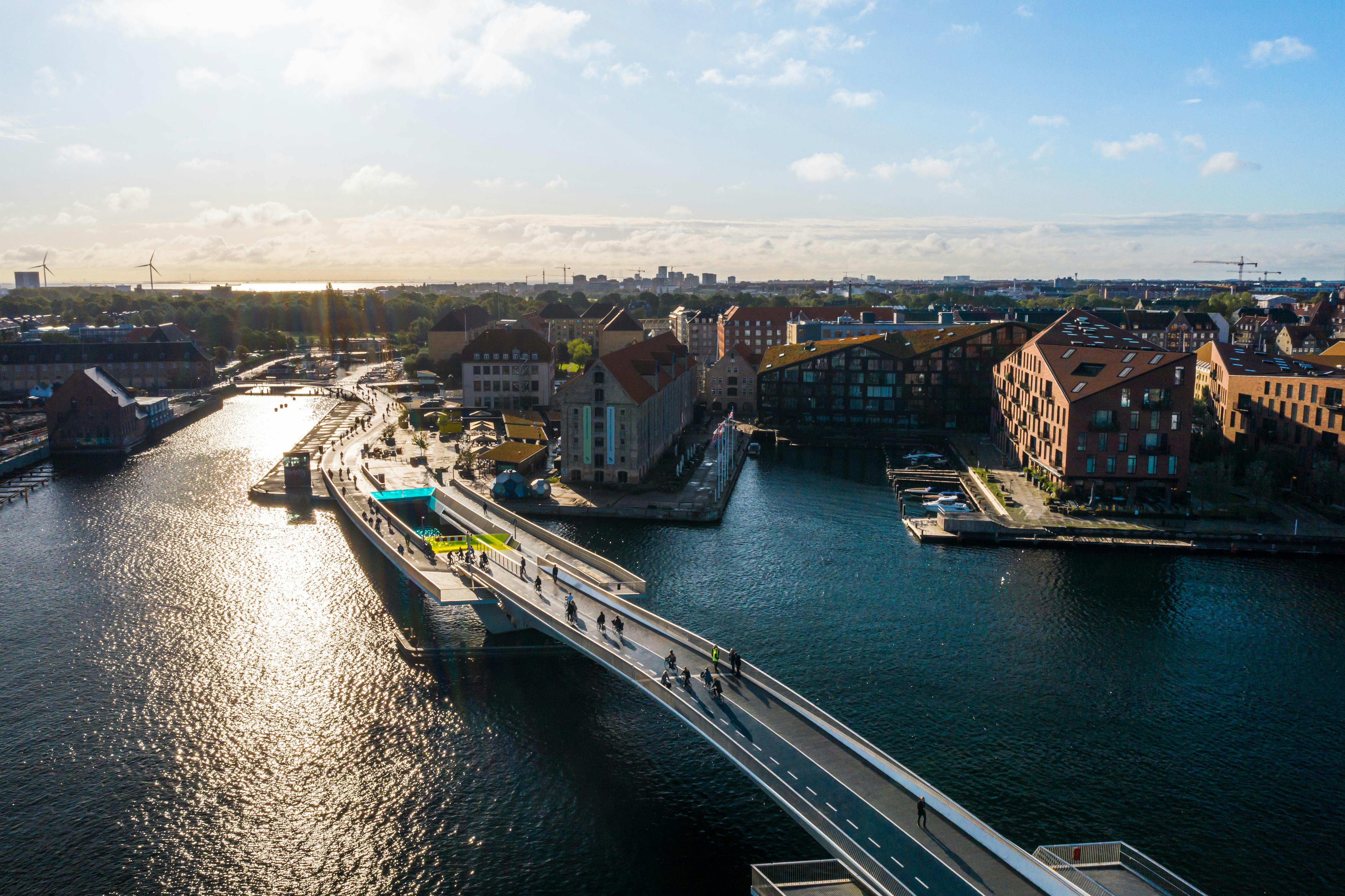 Der er så mange nye broer, at det giver så meget mening. Se Københavns Havn i sadelhøjde. Københavns Havn