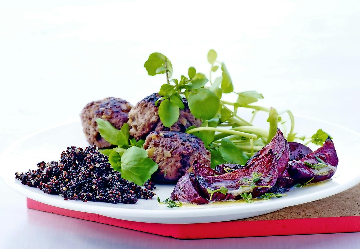 Ska middagen vara enkel? Köttbullar med bakade rödbetor och quinoa