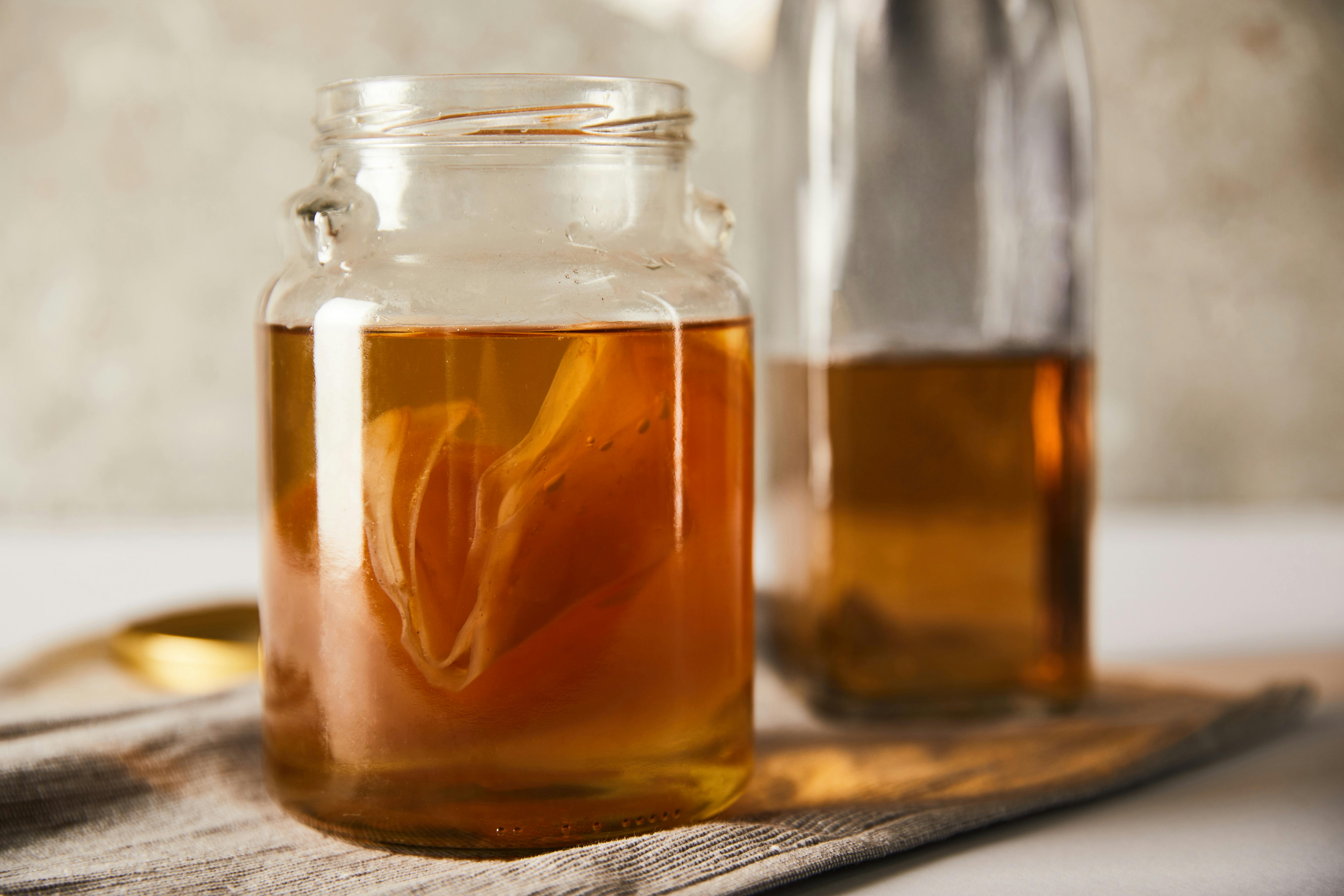 Kombucha er fermenteret te, der laves på en særlig Kombucha-svamp. Kombucha er godt for overgangsalderens gener