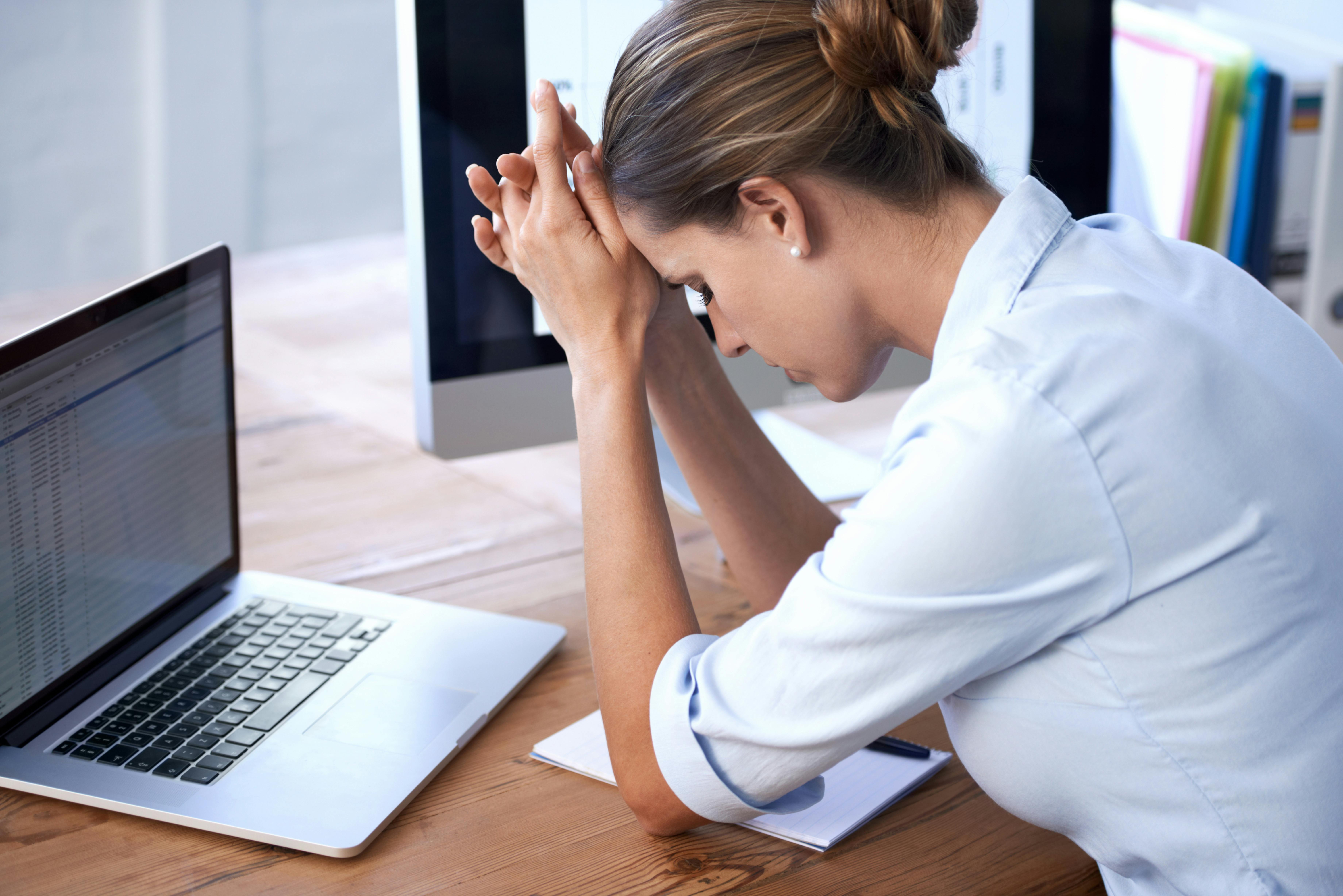 Flere virksomheder laver teams ud fra personlighedstests. Kvinde irriteret ved computer