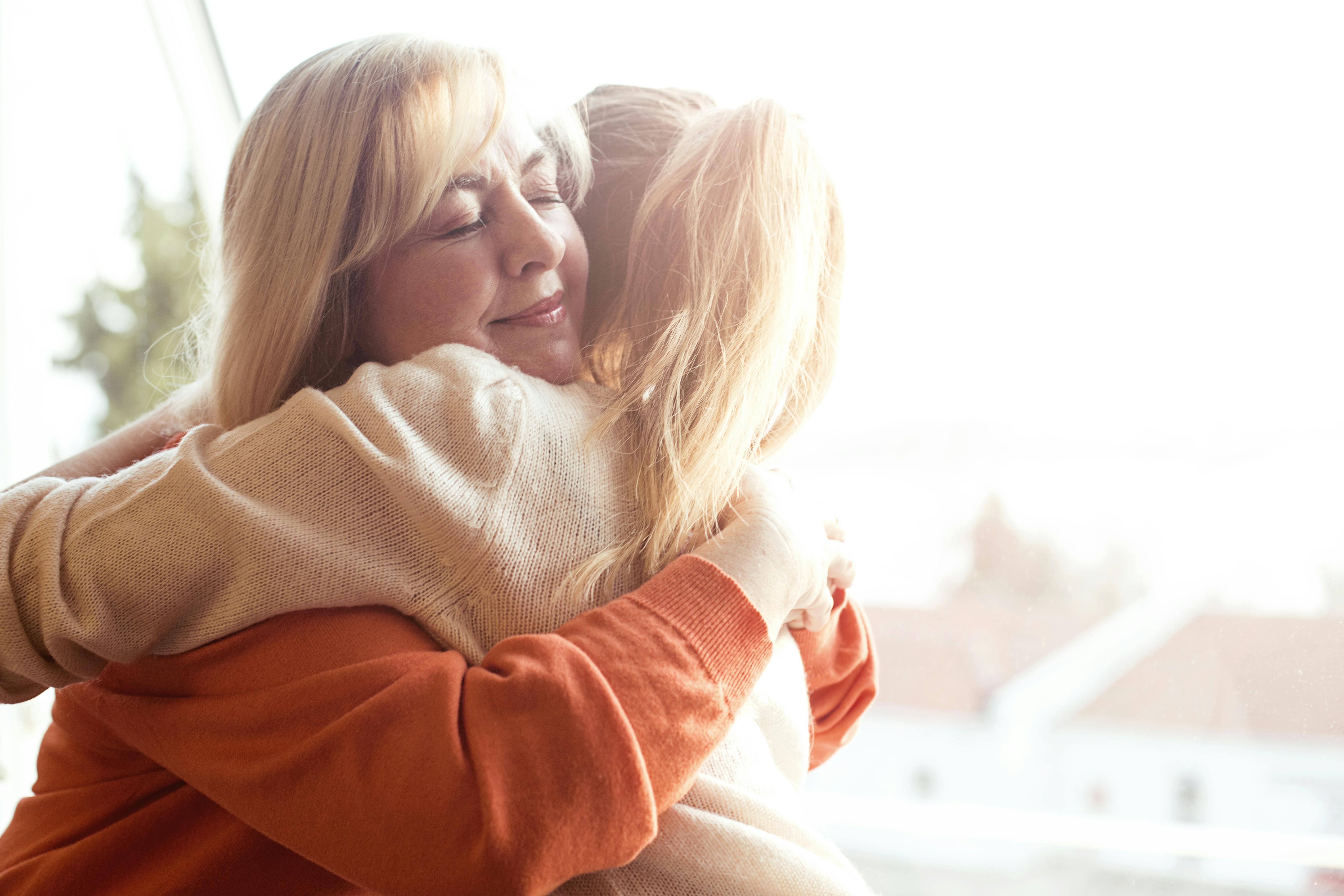 Det kan være megasvært at bevare den gode relation. Prøv at vise omsorg og nærvær. Mor krammer sin datter