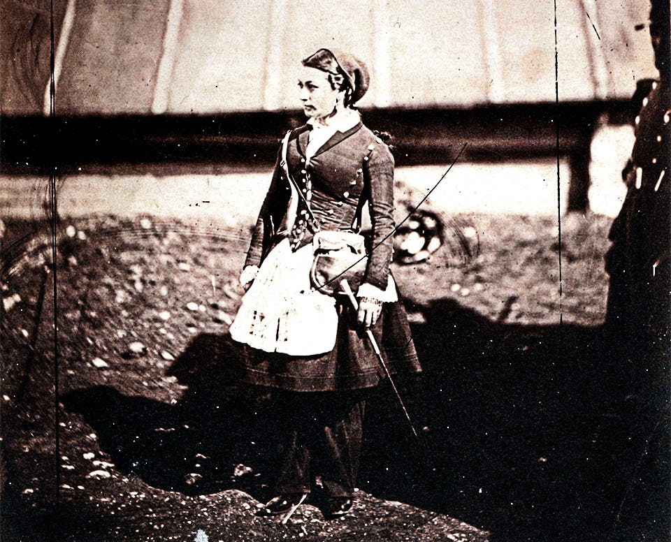 Marketenterska i Krimkriget fotograferad av Roger Fenton. Hon har zuavuniform på sig.