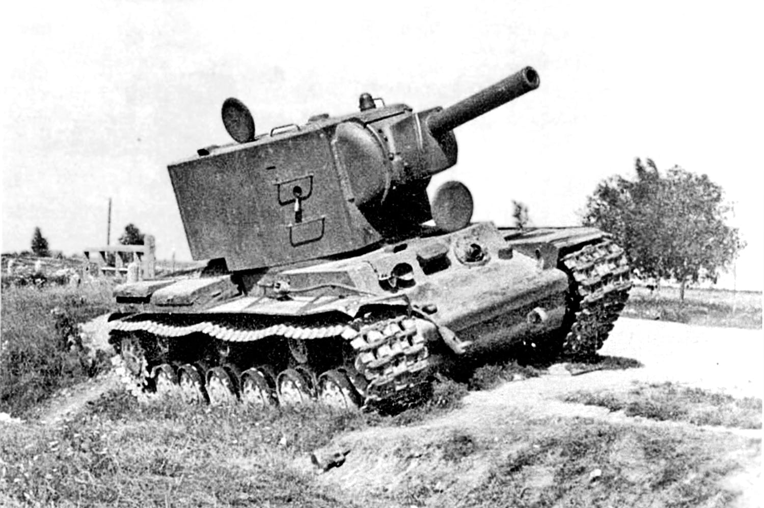 Övergiven KV-2, sovjetisk stridsvagn under andra världskriget, östfronten.