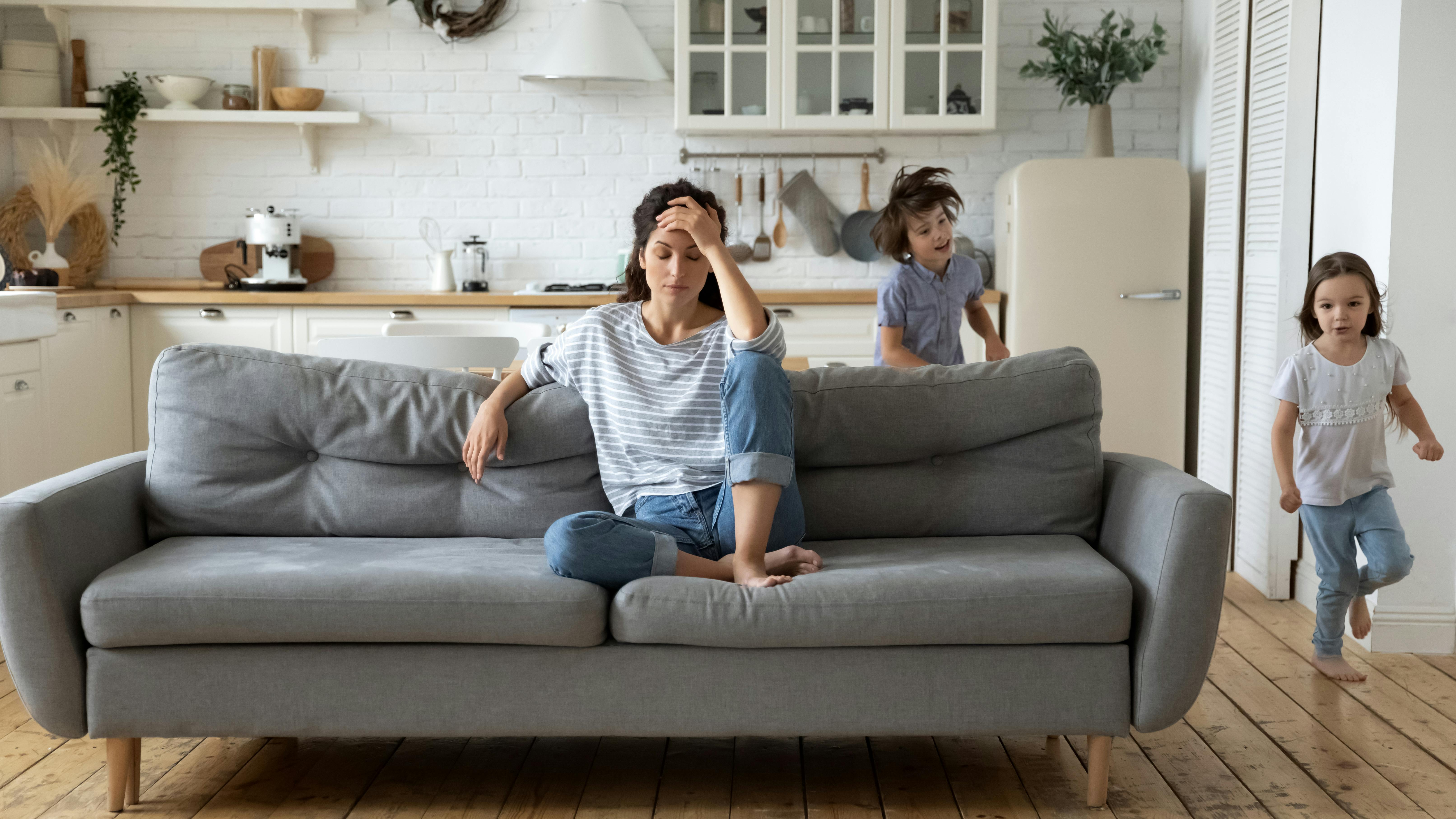 Det kan føles skamfuldt at anerkende, at det er ens familie, der stresser en. Kvinde stresset over børn