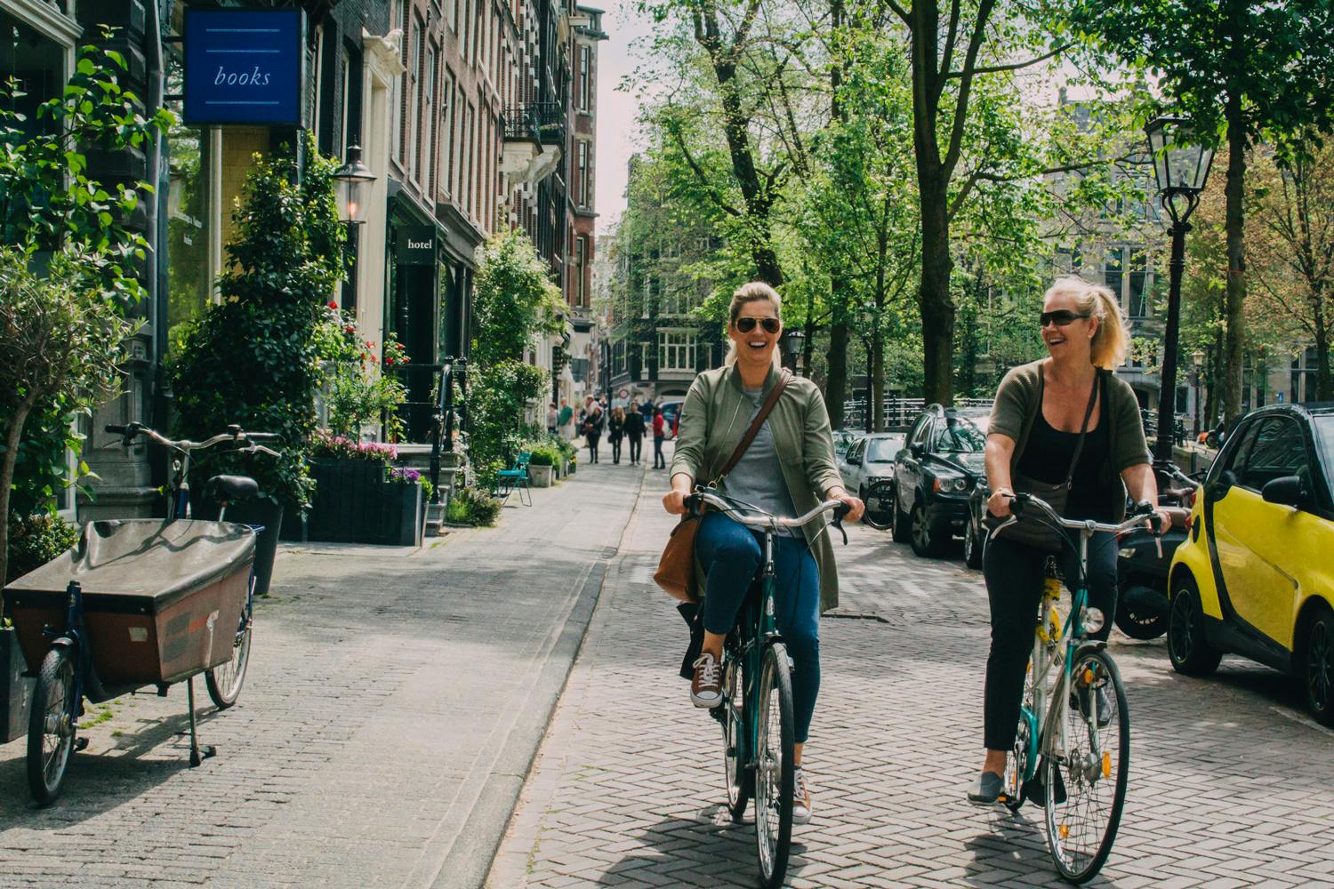 Två kvinnor cyklar