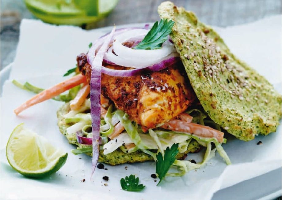 Kyllingburger med coleslaw og brokkolibrød Kyllingburger med coleslaw og brokkolibrød