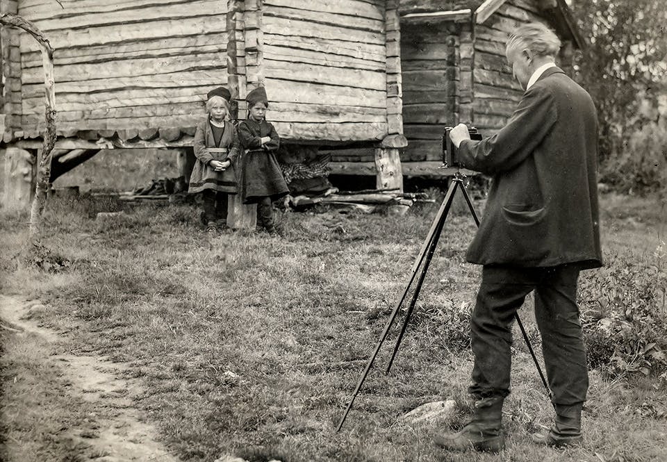 Läkaren Erik Daniel Schött fotograferar två samiska flickor i samband med Rasbiologiska institutets Lapplandsexpedition
