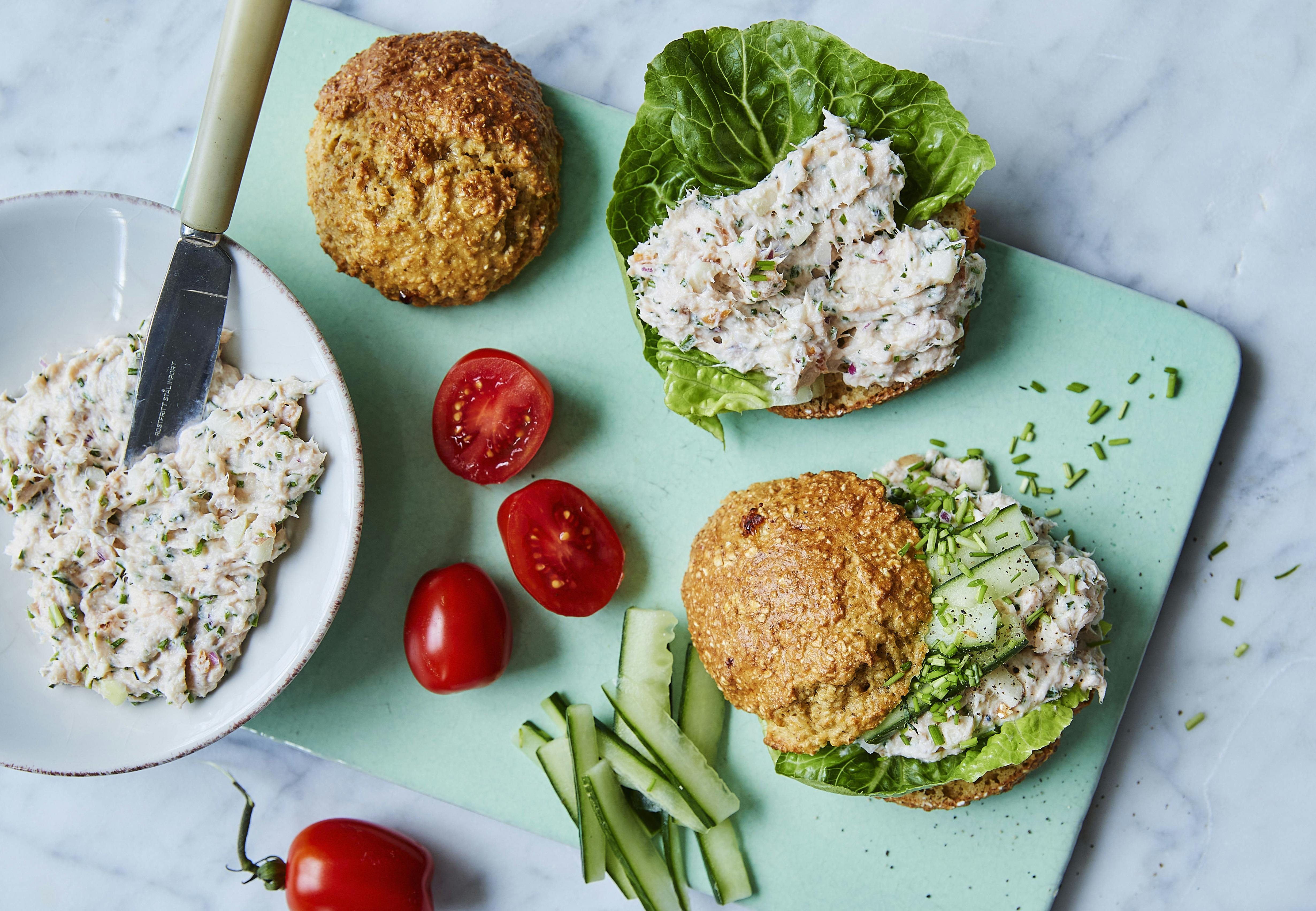 Snabba och nyttiga proteinfrallor – Proteinbröd med laxsallad