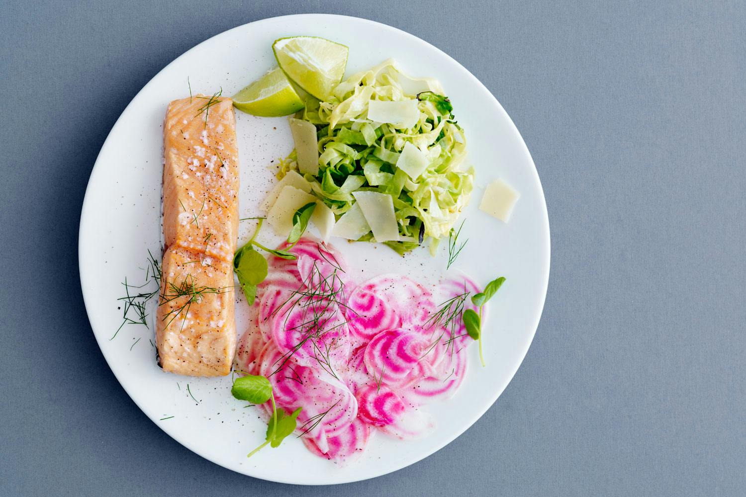 Lax i ugn med polkabetor Lax i ugn med parmesan och spetskål