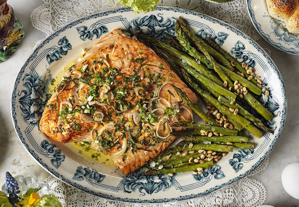 Den fede fisk og de sprøde asparges går perfekt hånd i hånd. Bagt laks med salsa og asparges