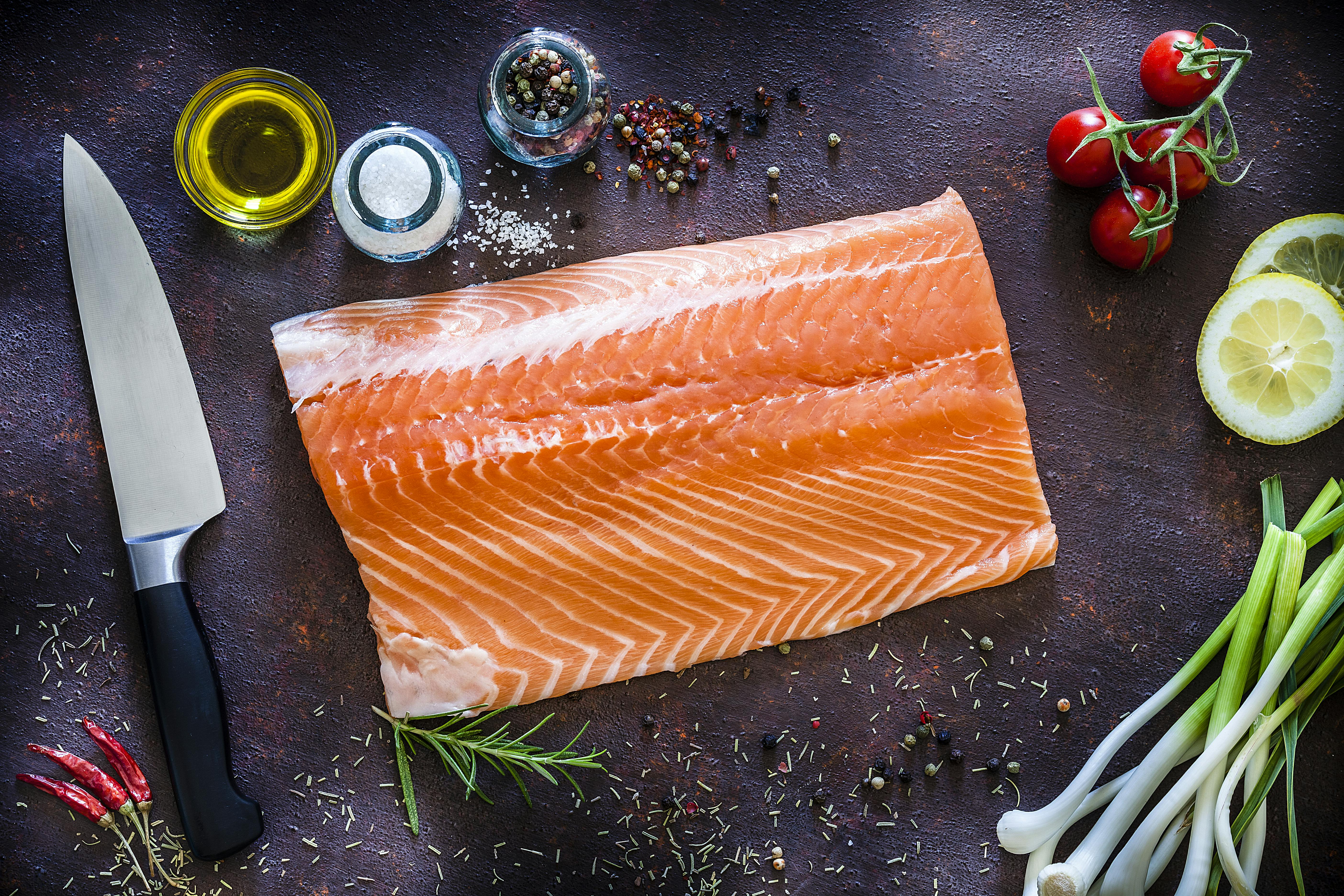 Din fordøjelse, og hud, er glade for fede fisk som eksempelvis laks, sild og makrel. Laks