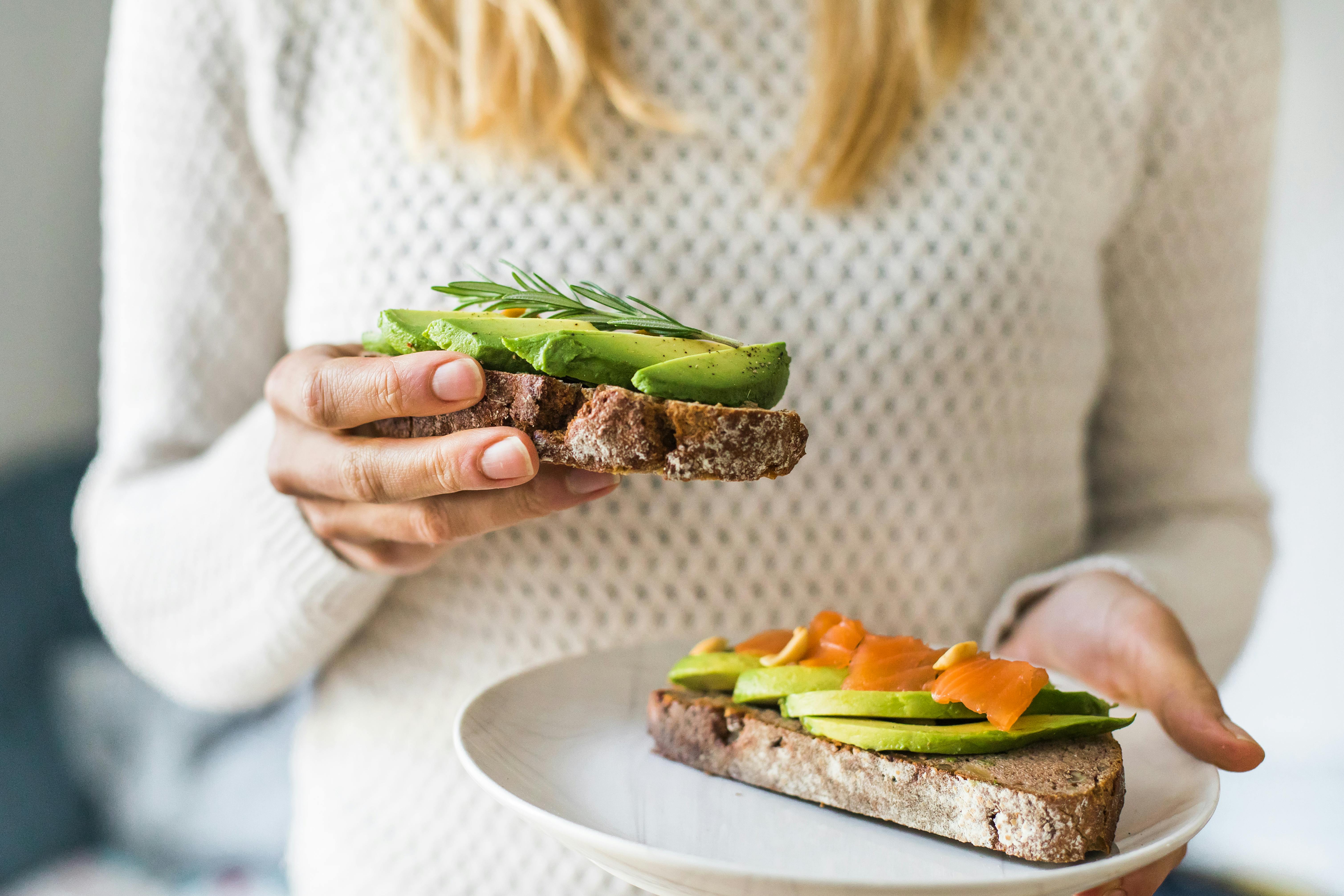 Laks er en af de fede fisk, som styrker din mentale power. Avocadomad med laks