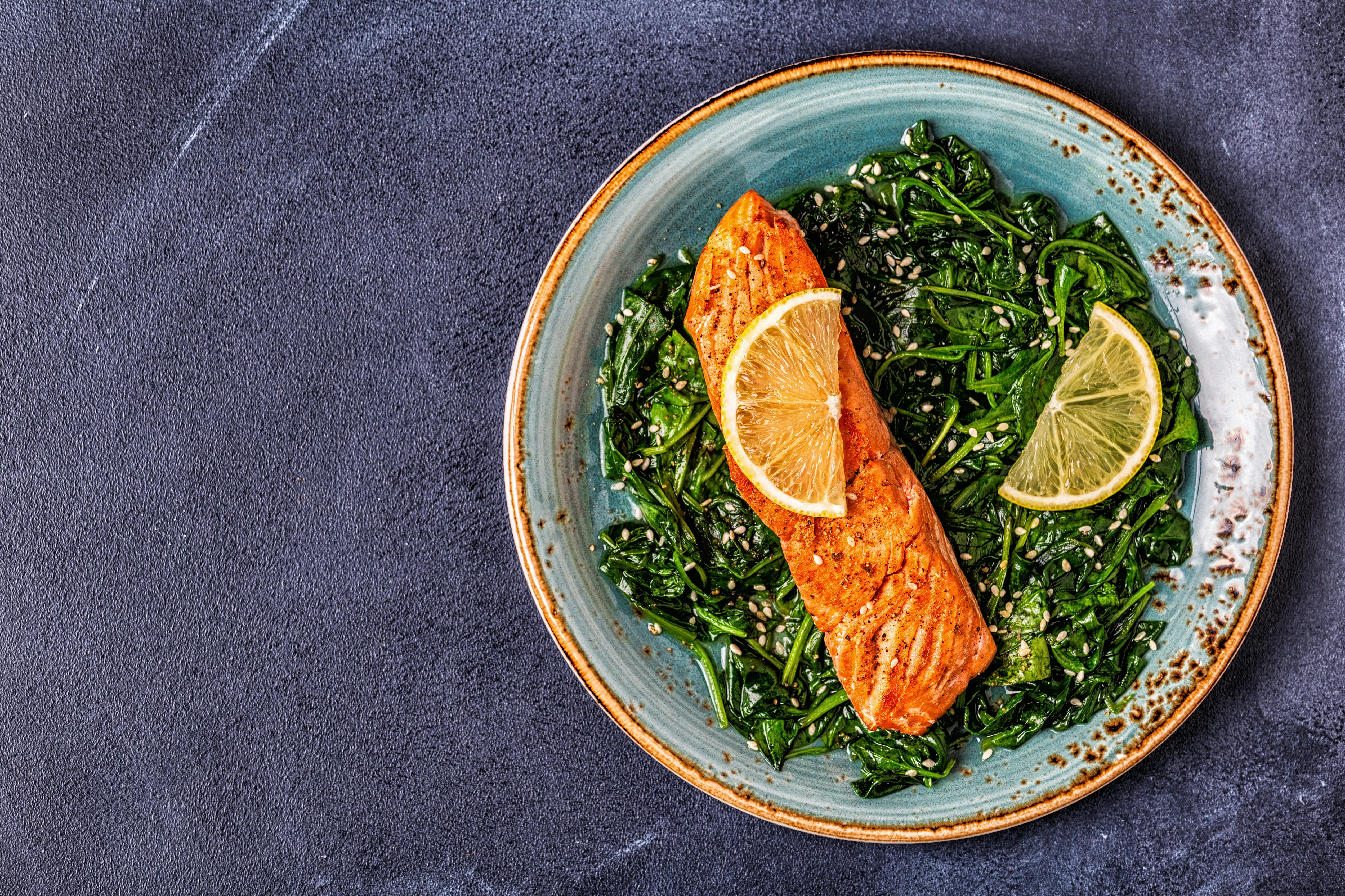 Fed fisk som laks, sild og makrel indeholder omega 3, som er smertedæmpende for dine led. Laks med spinat