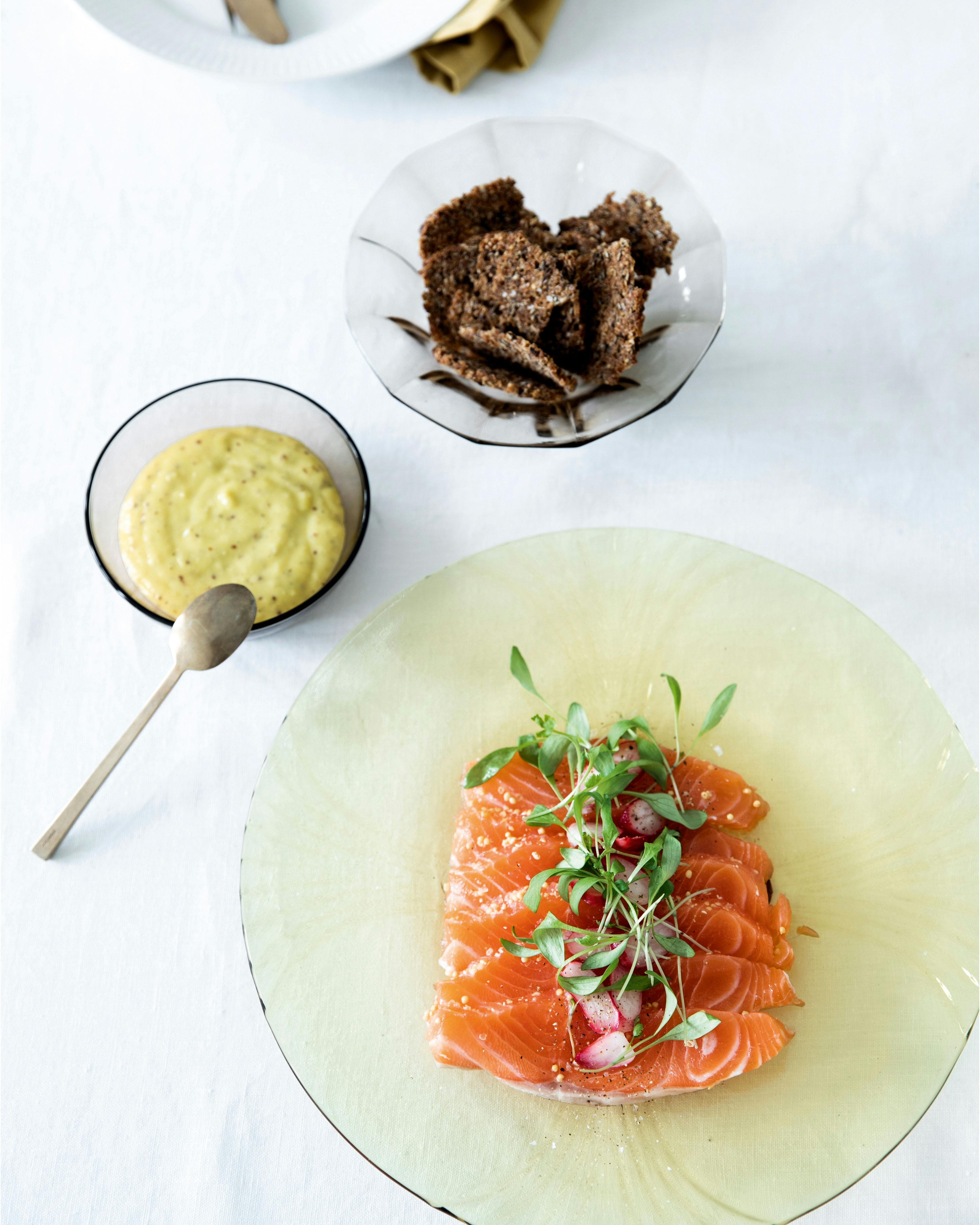 Kies zalm van goede kwaliteit. Schaal van Kirppu, messing bestek van Honning og Flora. Kies zalm van goede kwaliteit. Schaal van Kirppu, messing bestek van Honning og Flora.