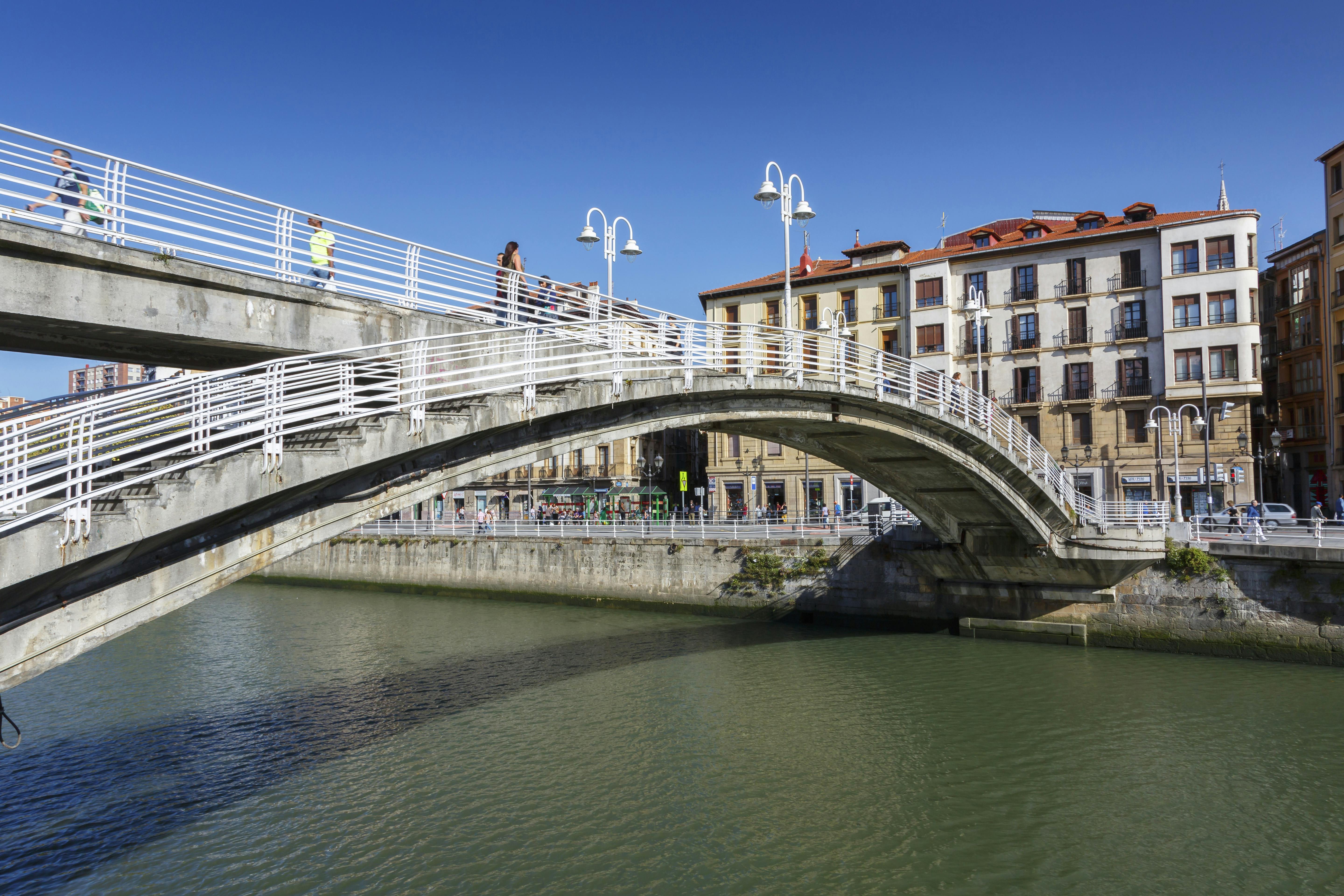 Broen til og fra madmarkedet La Ribera i Bilbao. La Ribera-billede til rejseguide til Bilbao.