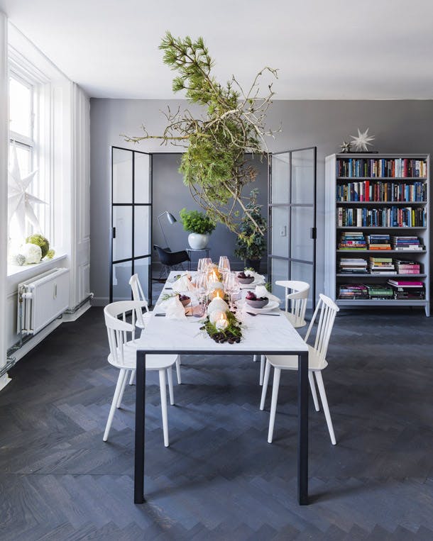 Het onderstel van de tafel is uitgevoerd door Kvindesmedien. De witte stoelen zijn van Hay. Het zijn de J77 en de J104. Het onderstel van de tafel is uitgevoerd door Kvindesmedien. De witte stoelen zijn van Hay. Het zijn de J77 en de J104.