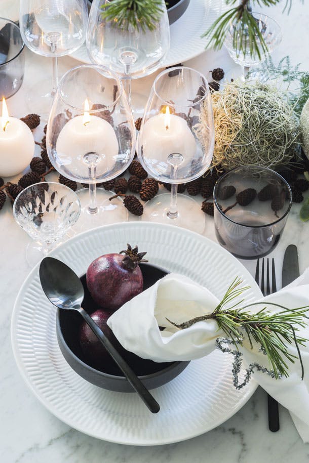 SERVETTEN maakt Lars Jon altijd zelf van Ikea-lakens. De decoraties bestaan uit een ster van zilverkleurig chenilledraad en een kersttakje. SERVETTEN maakt Lars Jon altijd zelf van Ikea-lakens. De decoraties bestaan uit een ster van zilverkleurig chenilledraad en een kersttakje.