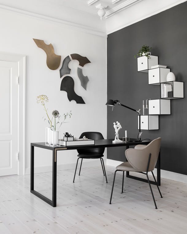 De eettafelstoel van By Lassen doet het ook prachtig aan een bureau. by lassen stoel bureau scandinavisch thuiskantoor