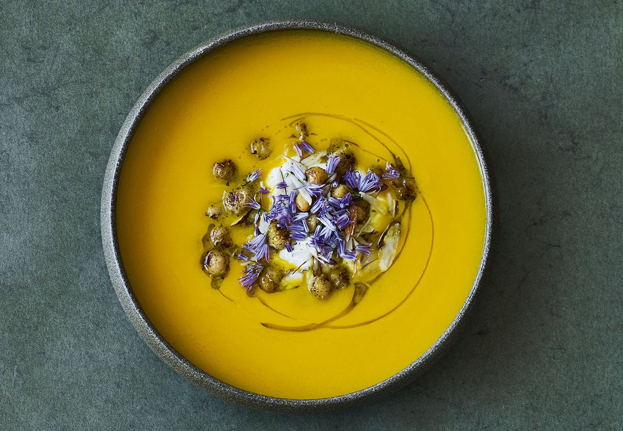 gulerodssuppe med kardemomme yoghurt opskrift