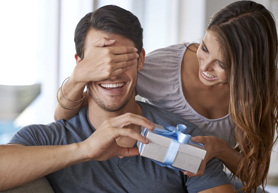 En kvinde giver en valentinsgave til ham på valentines day