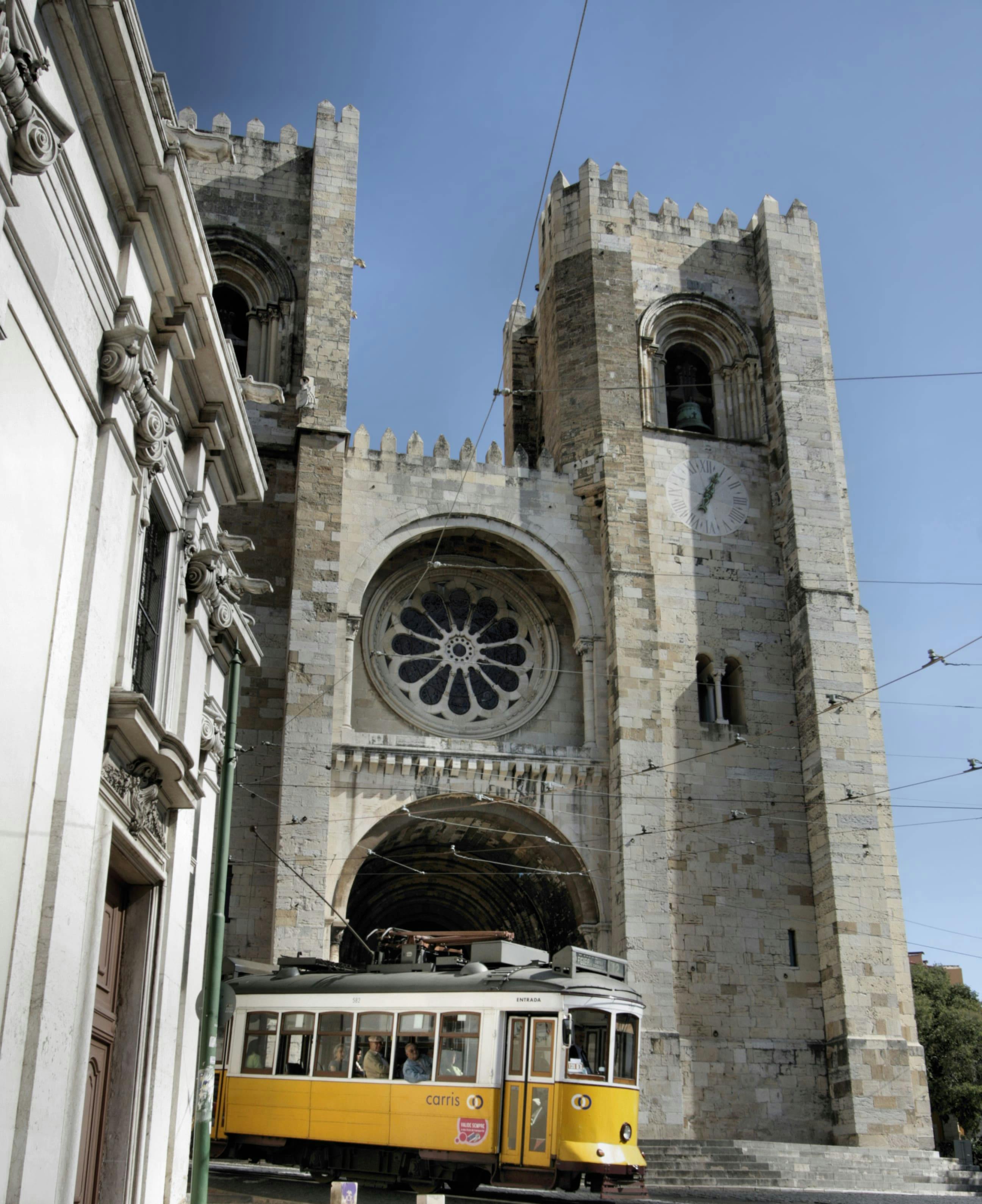 Sporvognen eller trammen snor sig op og ned og gennem hele Lissabon. Sporvogn, Lissabon, Portugal.