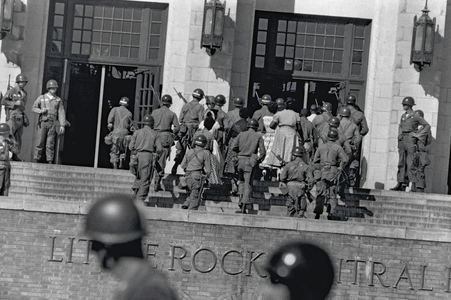 »Little Rock Nine» anländer till skolan, skyddad av beväpnad militär.