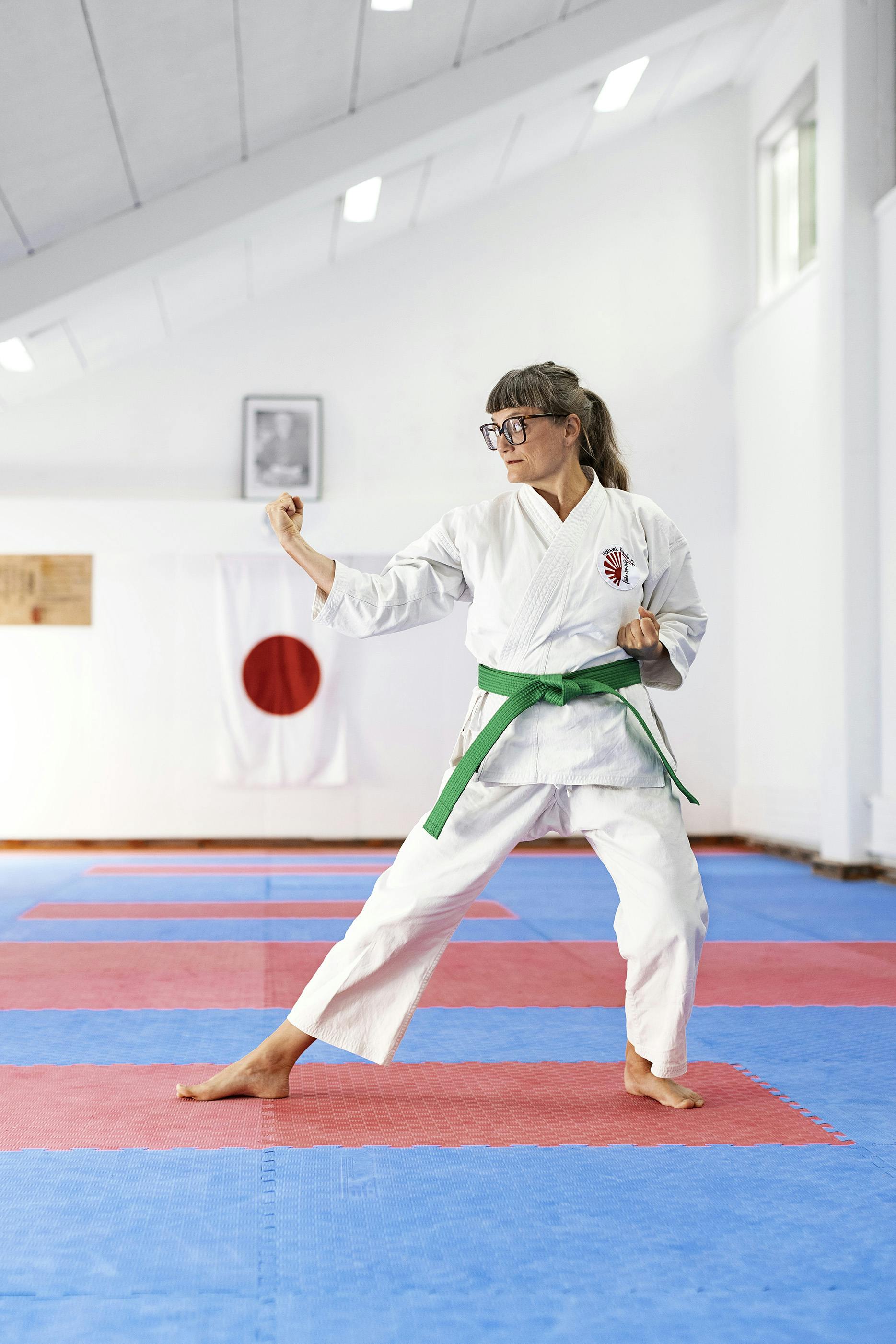 Ane går til karate to gange om ugen og har allerede det grønne bælte. Karate kvinde med grønt bælte