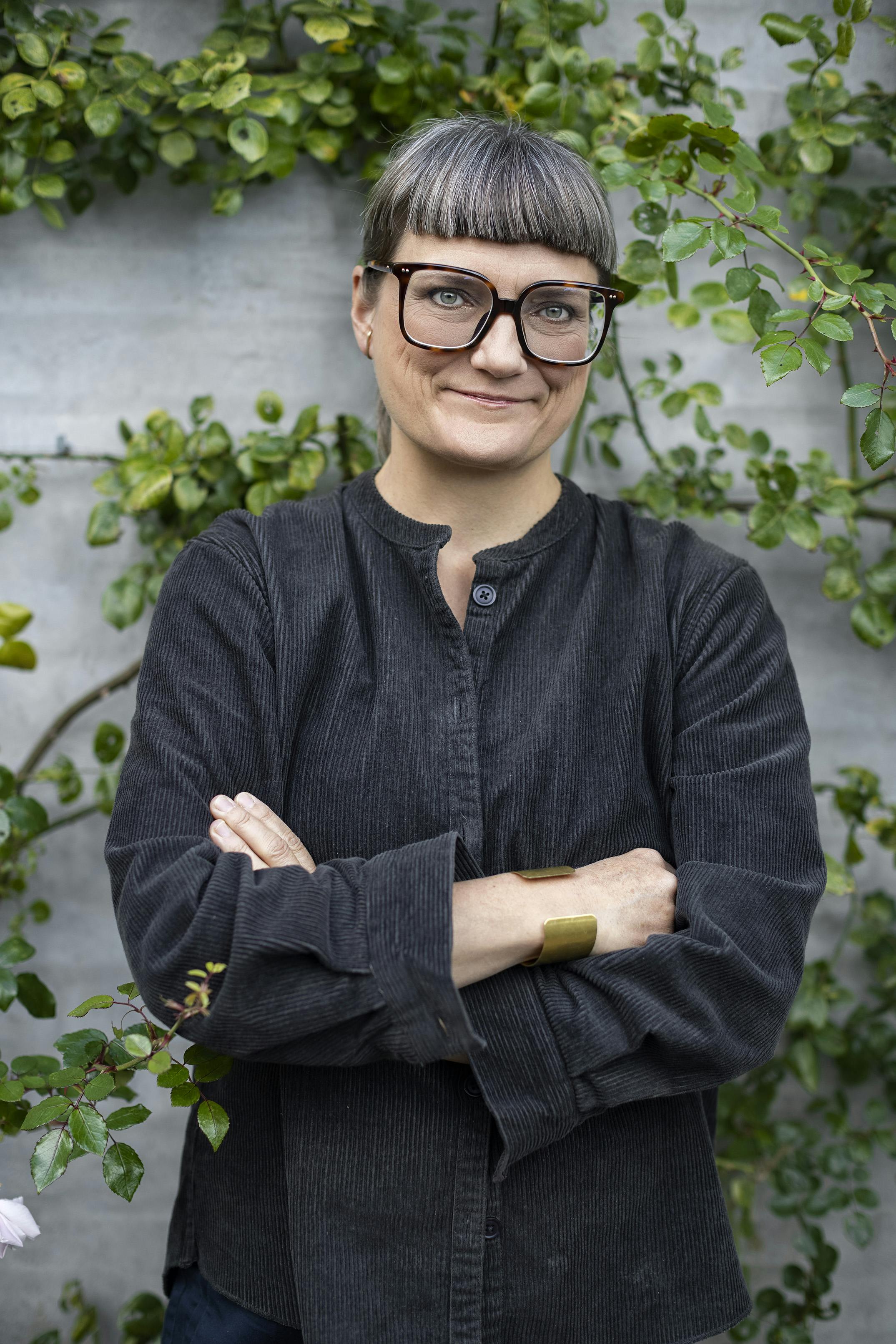 “Det hænger måske også sammen med min alder, at jeg omfavner flere sider af mig selv. De ting, jeg gør, må godt stritte i flere forskellige retninger.” Portræt af karate kvinde med grønt bælte